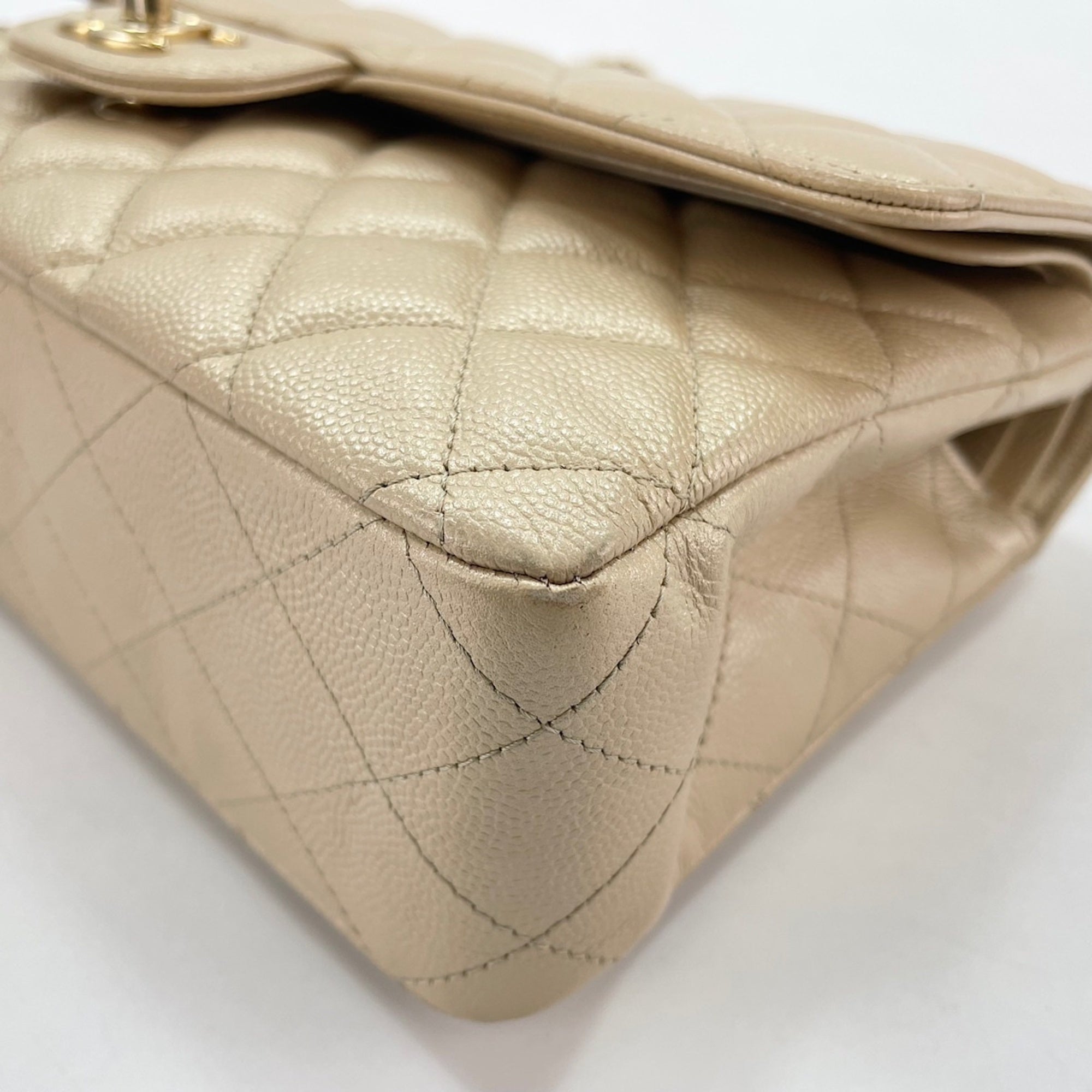 Chanel Matelasse Beige Shoulder Bag (Pre-Owned)