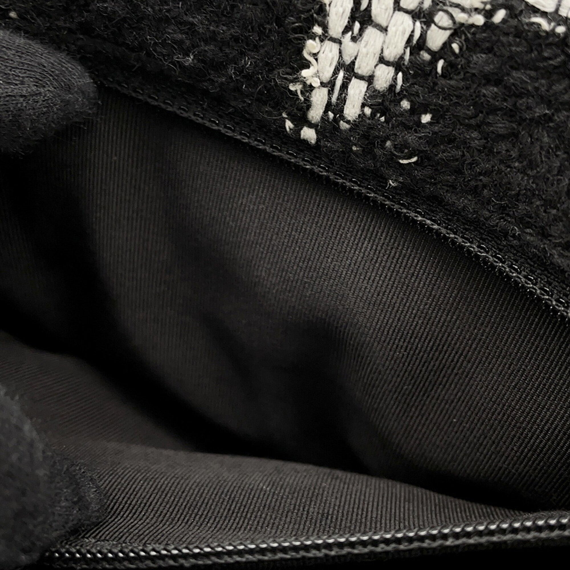 Chanel Black White Tweed Shoulder Bag (Pre-Owned)