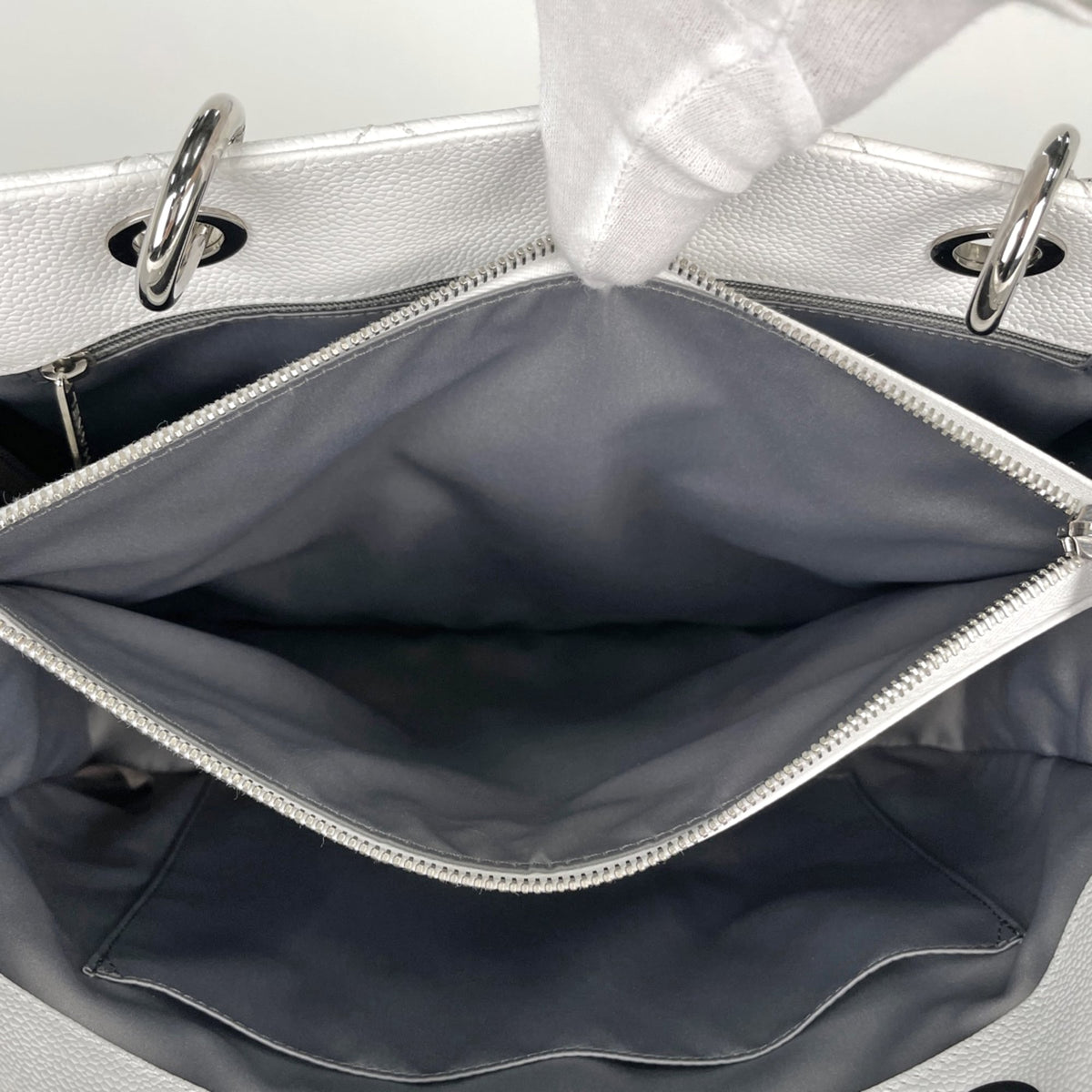 Chanel White Grained Calfskin Tote Bag (Pre-Owned)