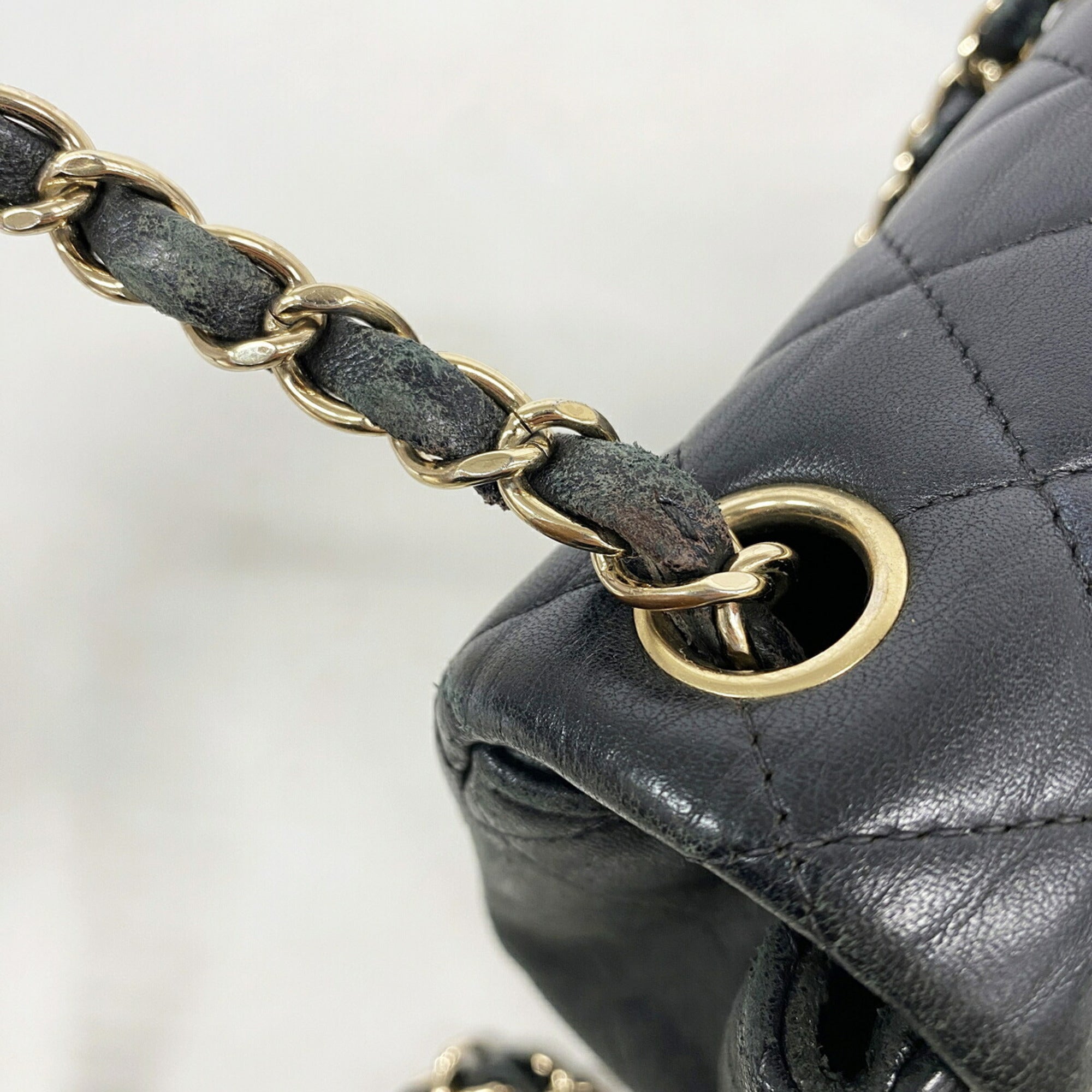 Chanel Black Leather Shoulder Bag (Pre-Owned)