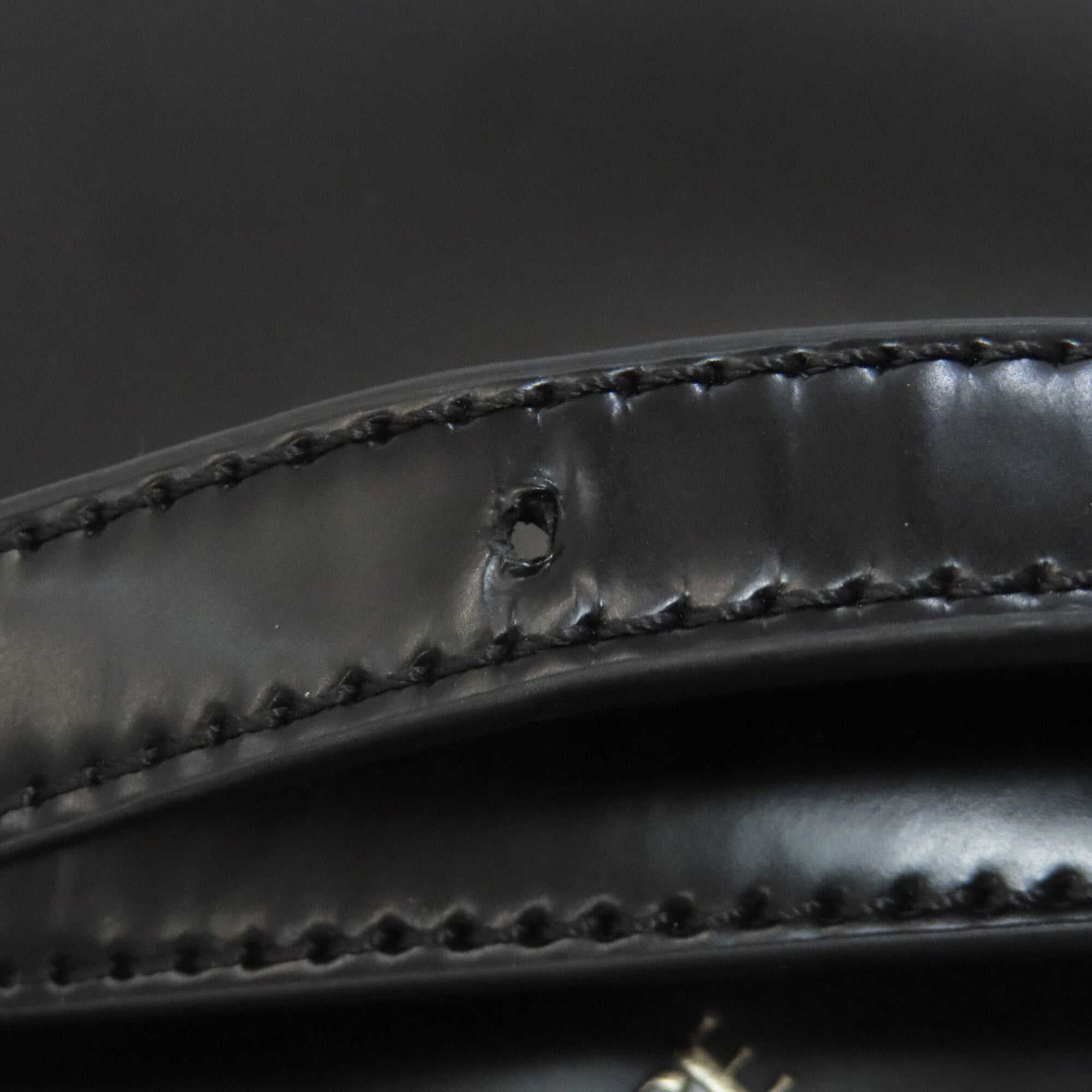 Versace Black Leather Shoulder Bag (Pre-Owned)