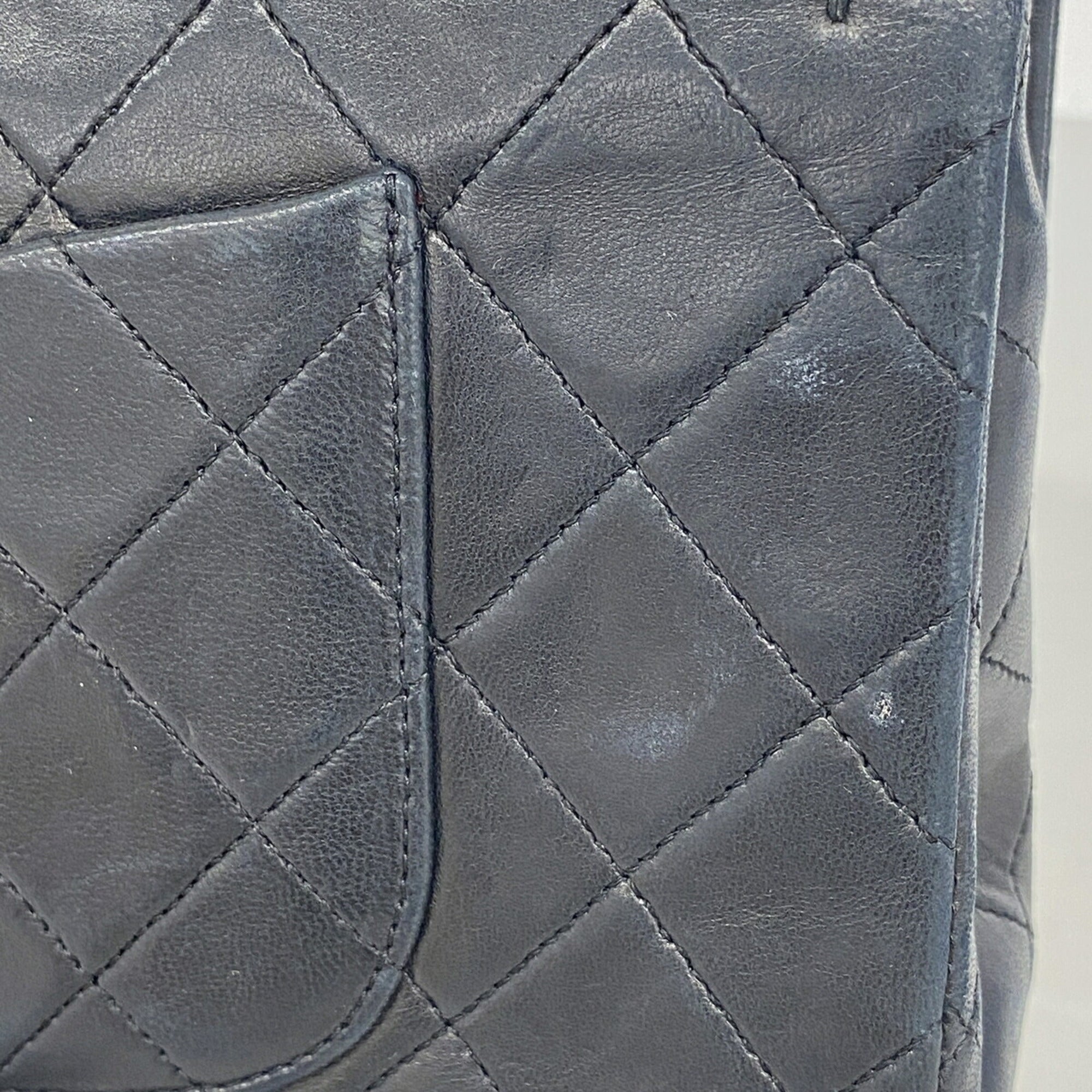Chanel Black Leather Shoulder Bag (Pre-Owned)