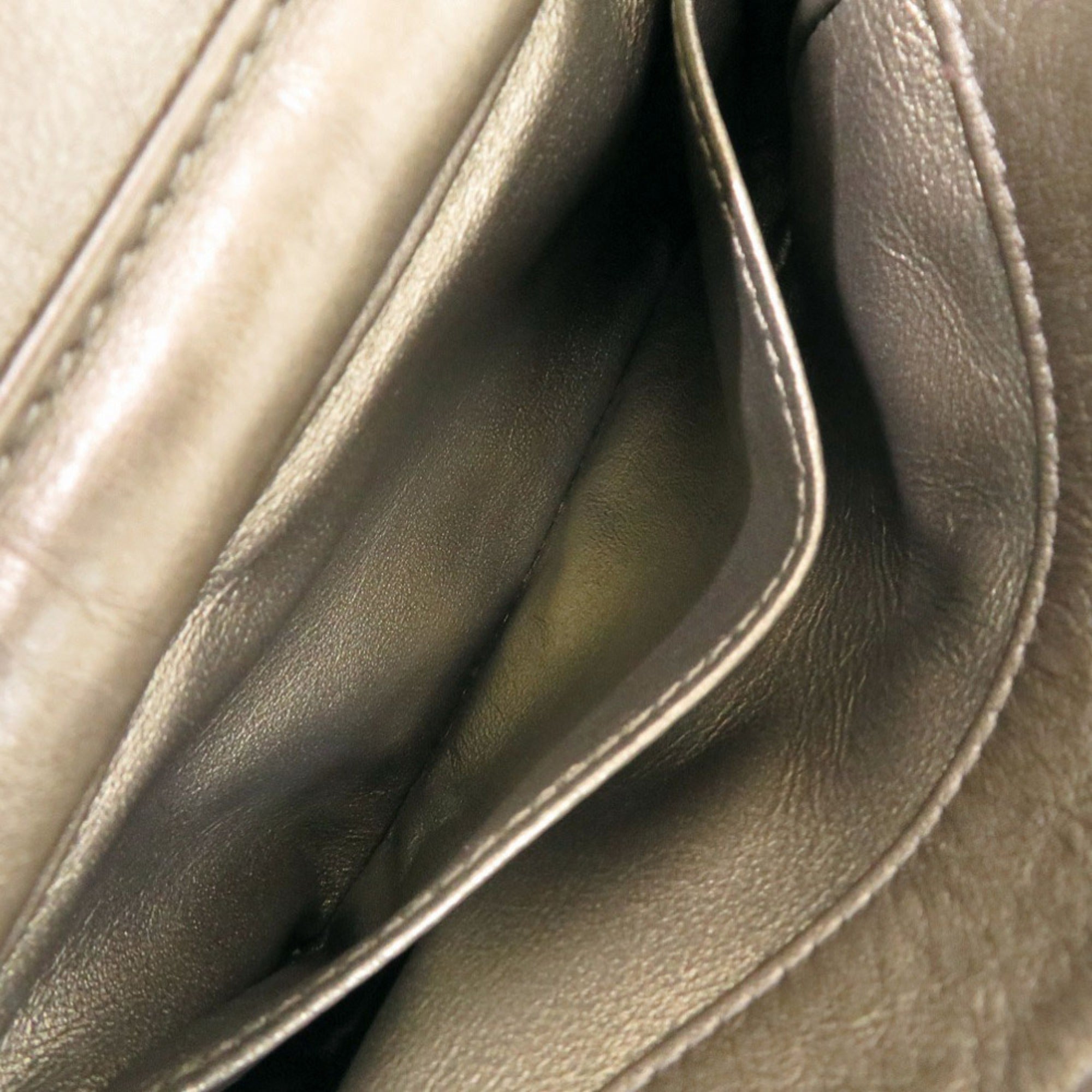 Chanel Gray Leather Shoulder Bag (Pre-Owned)