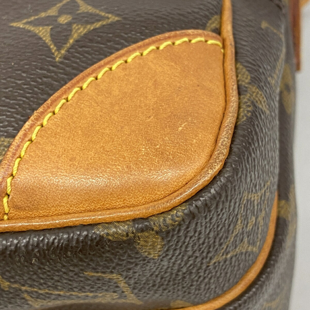 Louis Vuitton Brown Shoulder Bag (Pre-Owned)