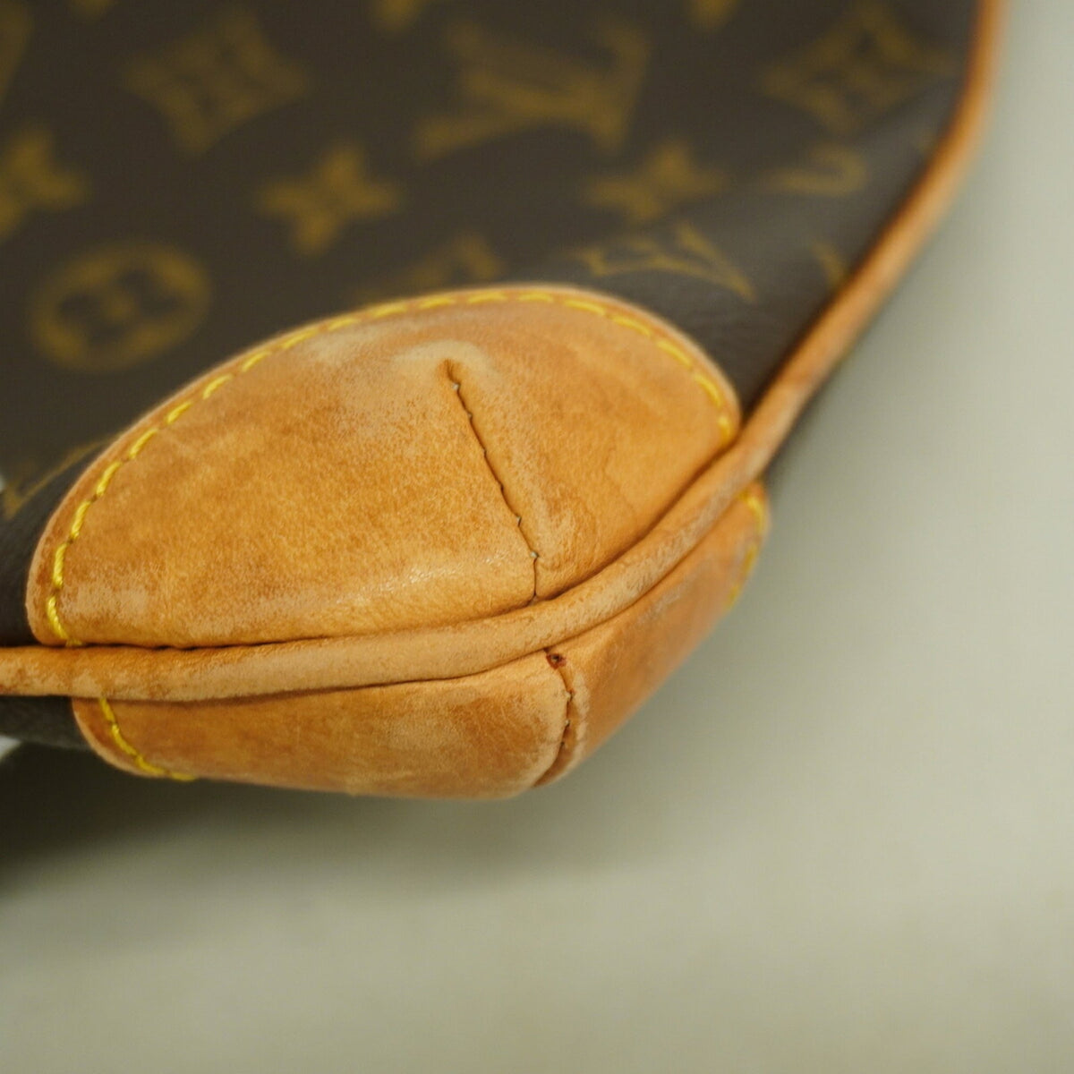 Louis Vuitton Brown Shoulder Bag (Pre-Owned)