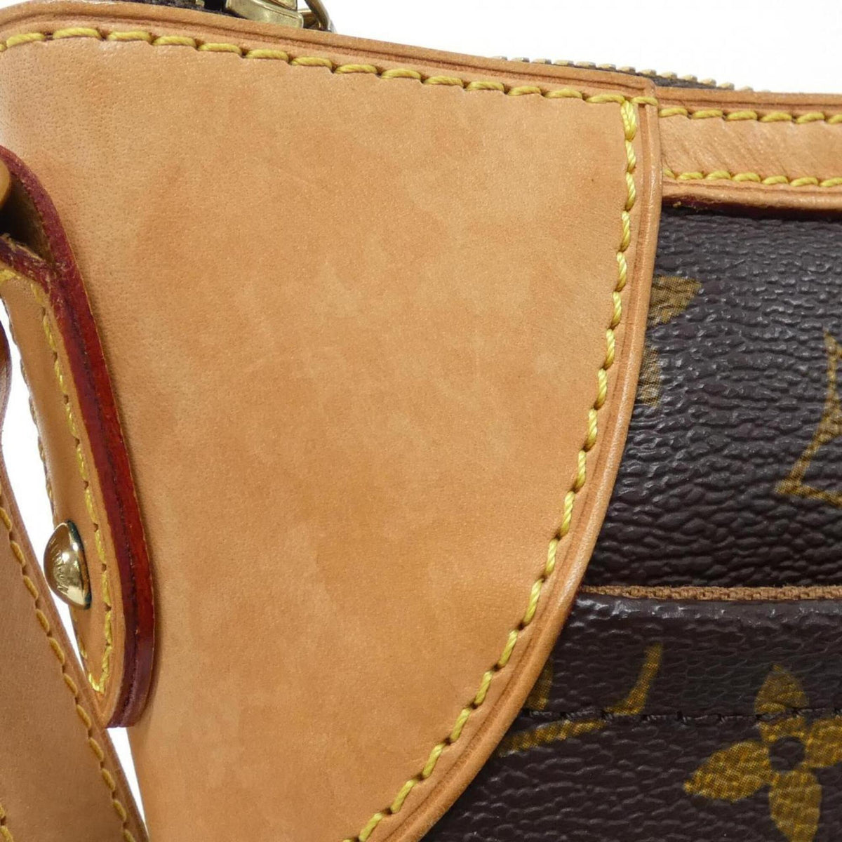 Louis Vuitton Marron Coated Canvas Shoulder Bag (Pre-Owned)