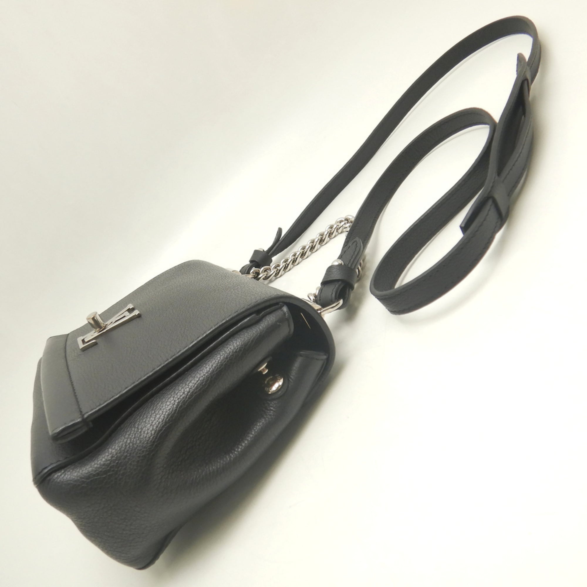 Louis Vuitton Noir Leather Shoulder Bag (Pre-Owned)