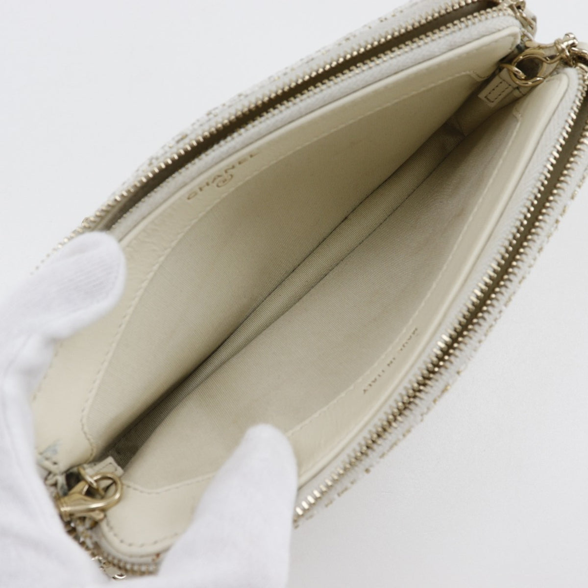 Chanel White Tweed Shoulder Bag (Pre-Owned)