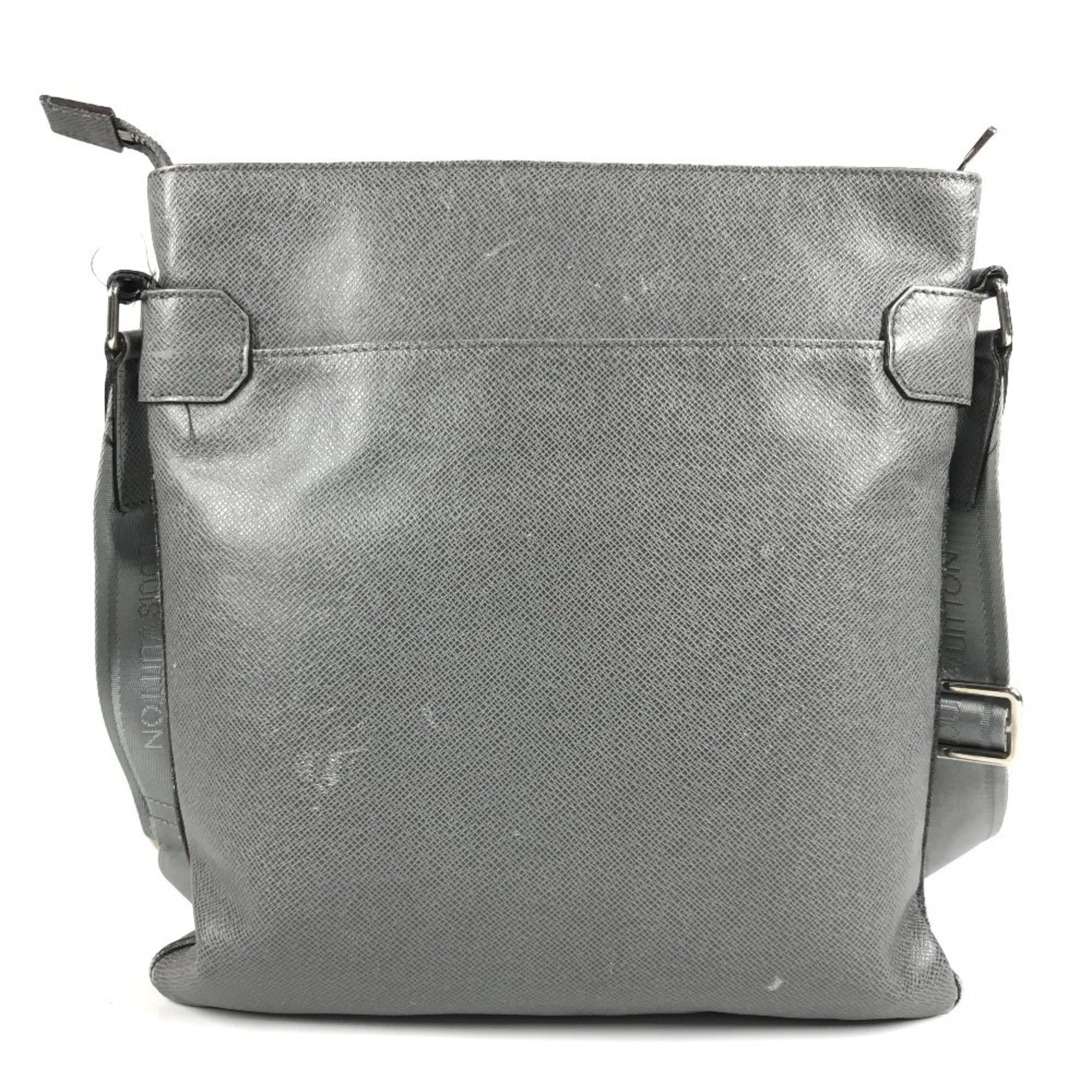 Louis Vuitton Glacier Gray Taiga Leather Leather Pochette Shoulder Bag (Pre-Owned)