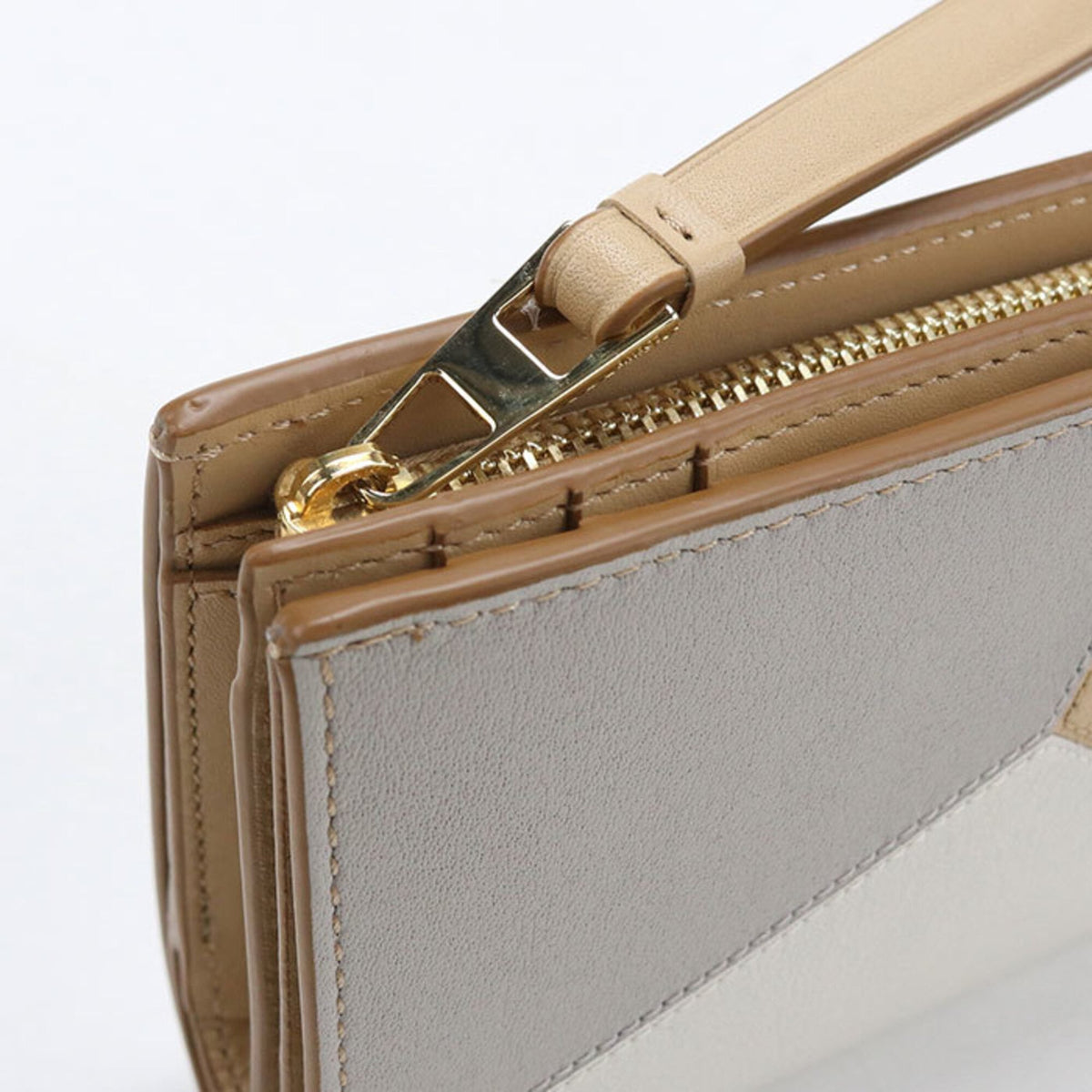 Loewe White Leather Wallet (Bi-Fold) (Pre-Owned)