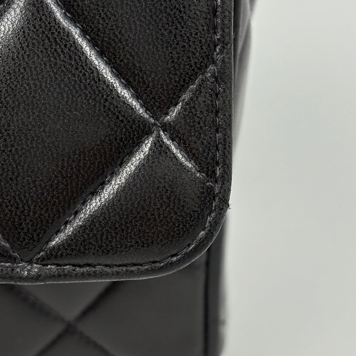 Chanel Matelasse Black Leather Shoulder Bag (Pre-Owned)