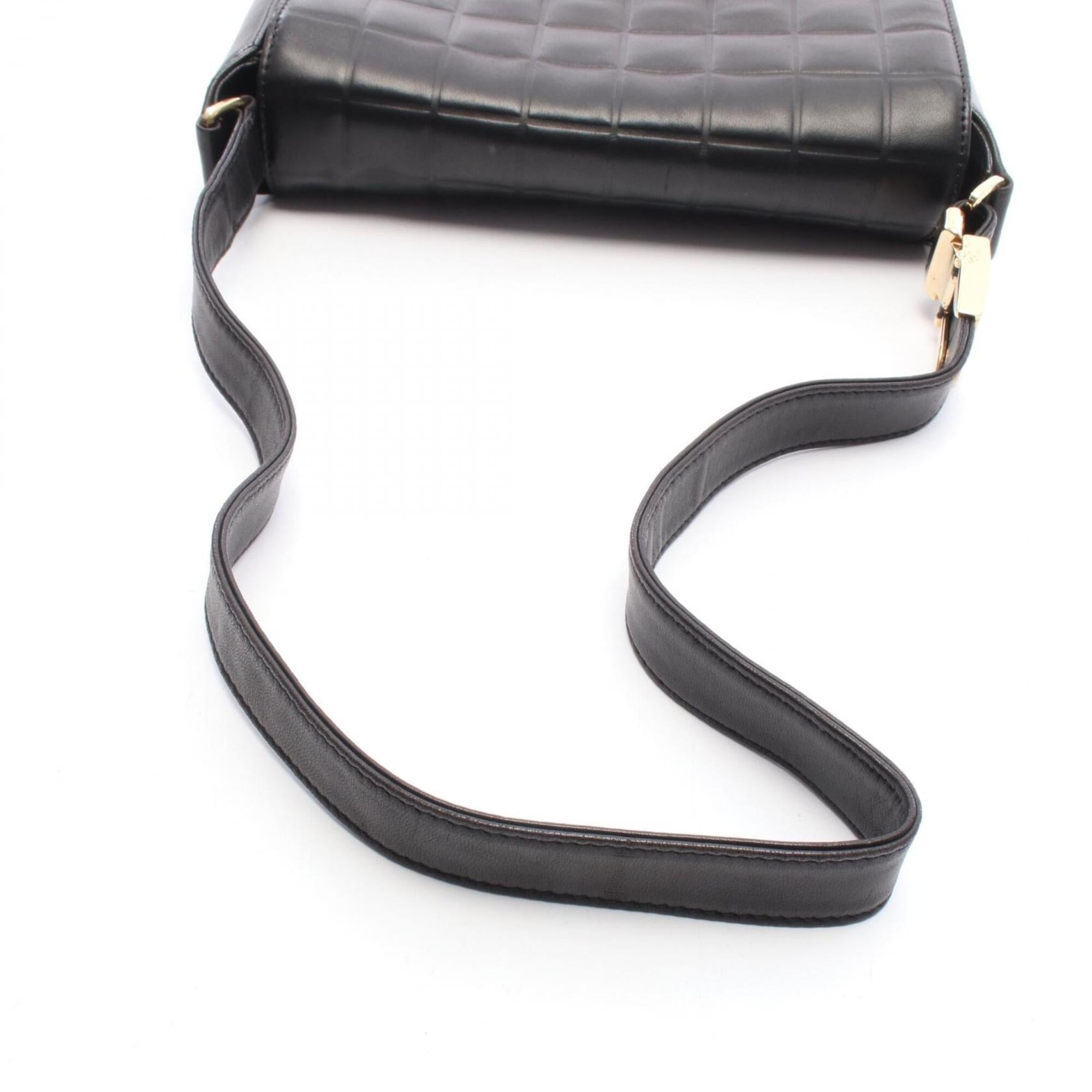 Chanel Black Leather Shoulder Bag (Pre-Owned)