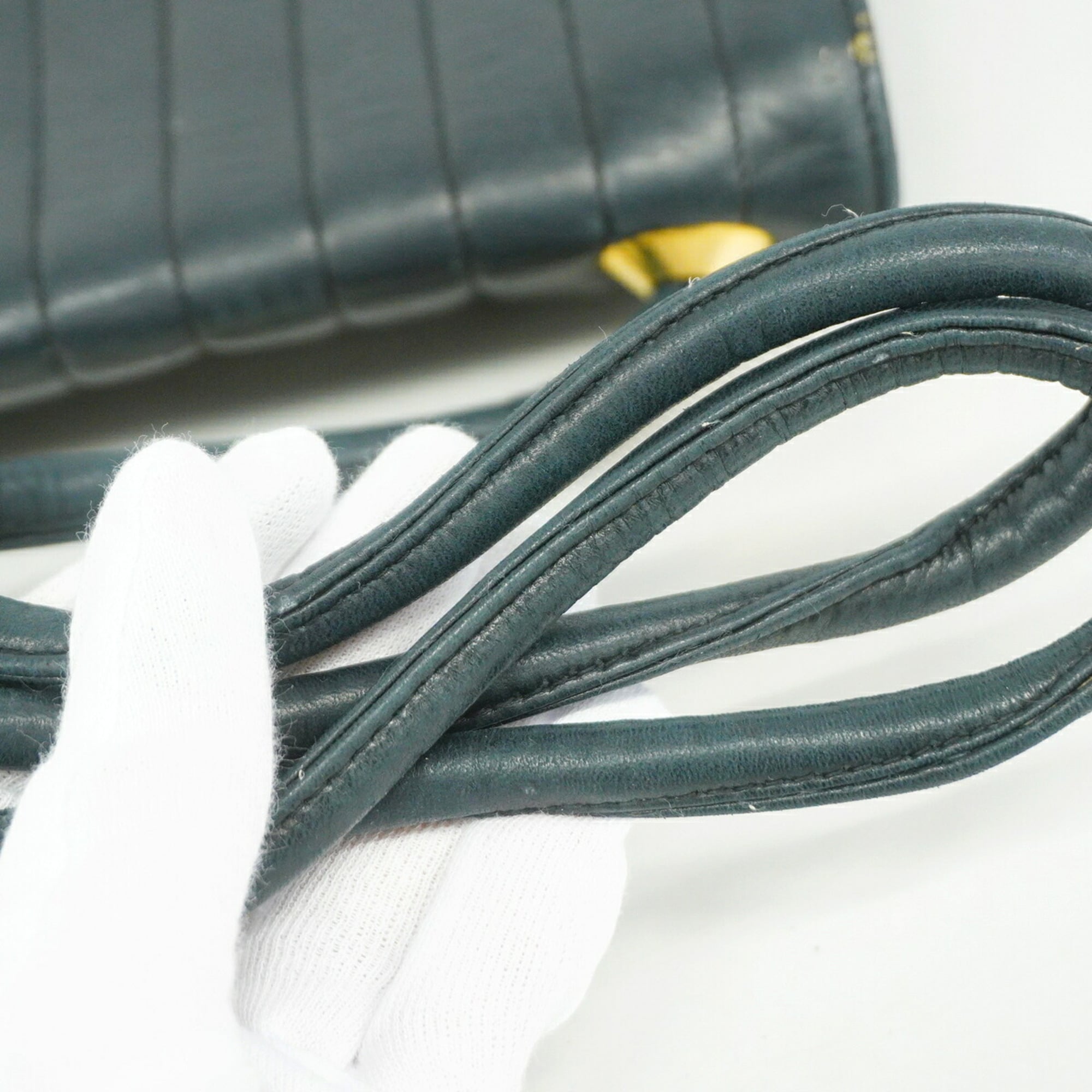 Chanel Black Leather Shoulder Bag (Pre-Owned)