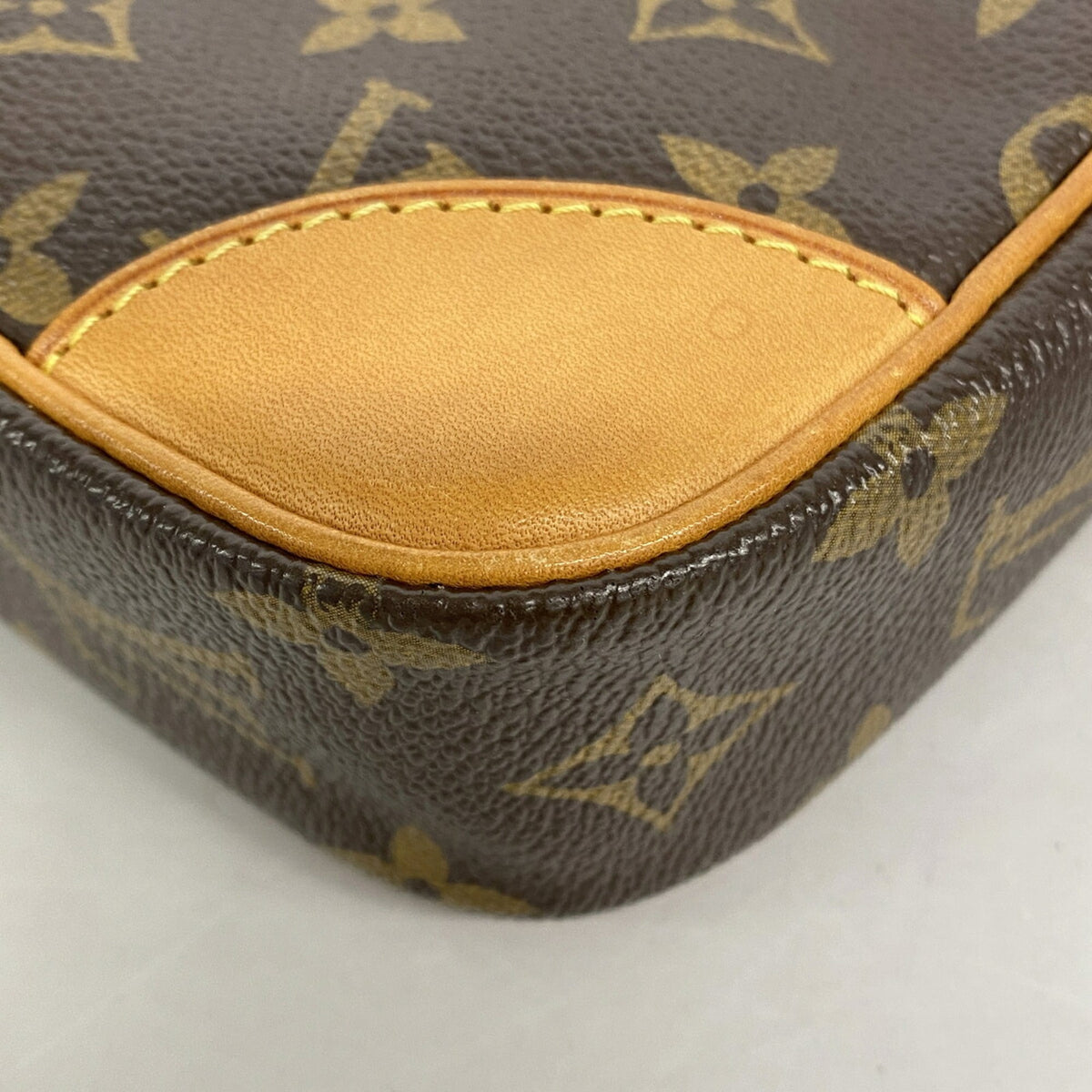 Louis Vuitton Brown Shoulder Bag (Pre-Owned)