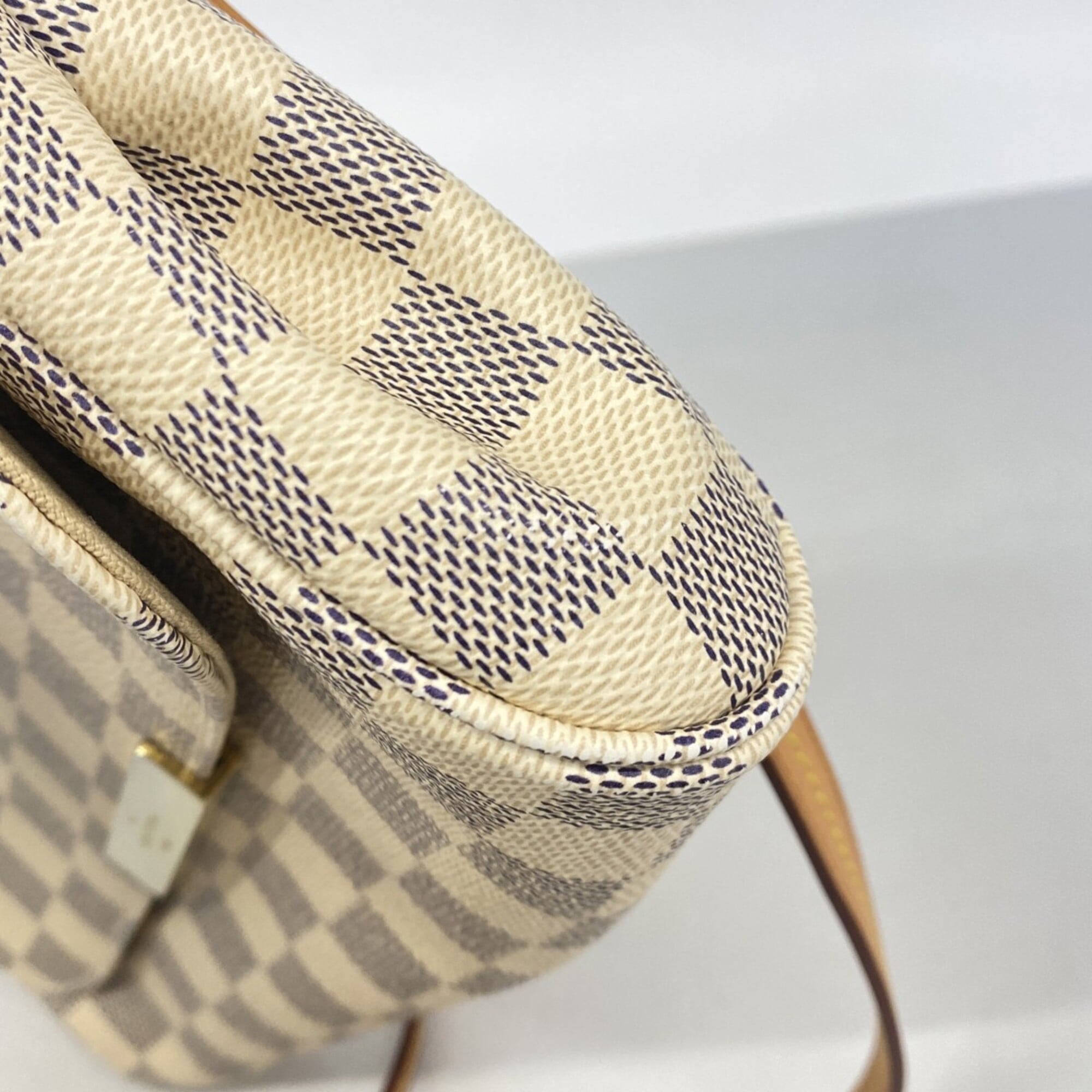Louis Vuitton White Shoulder Bag (Pre-Owned)