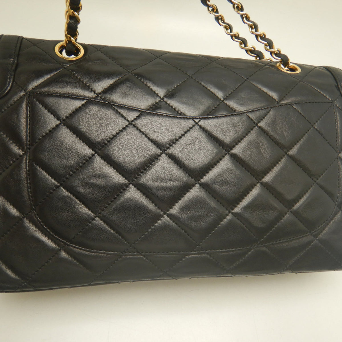 Chanel Black Leather Shoulder Bag (Pre-Owned)