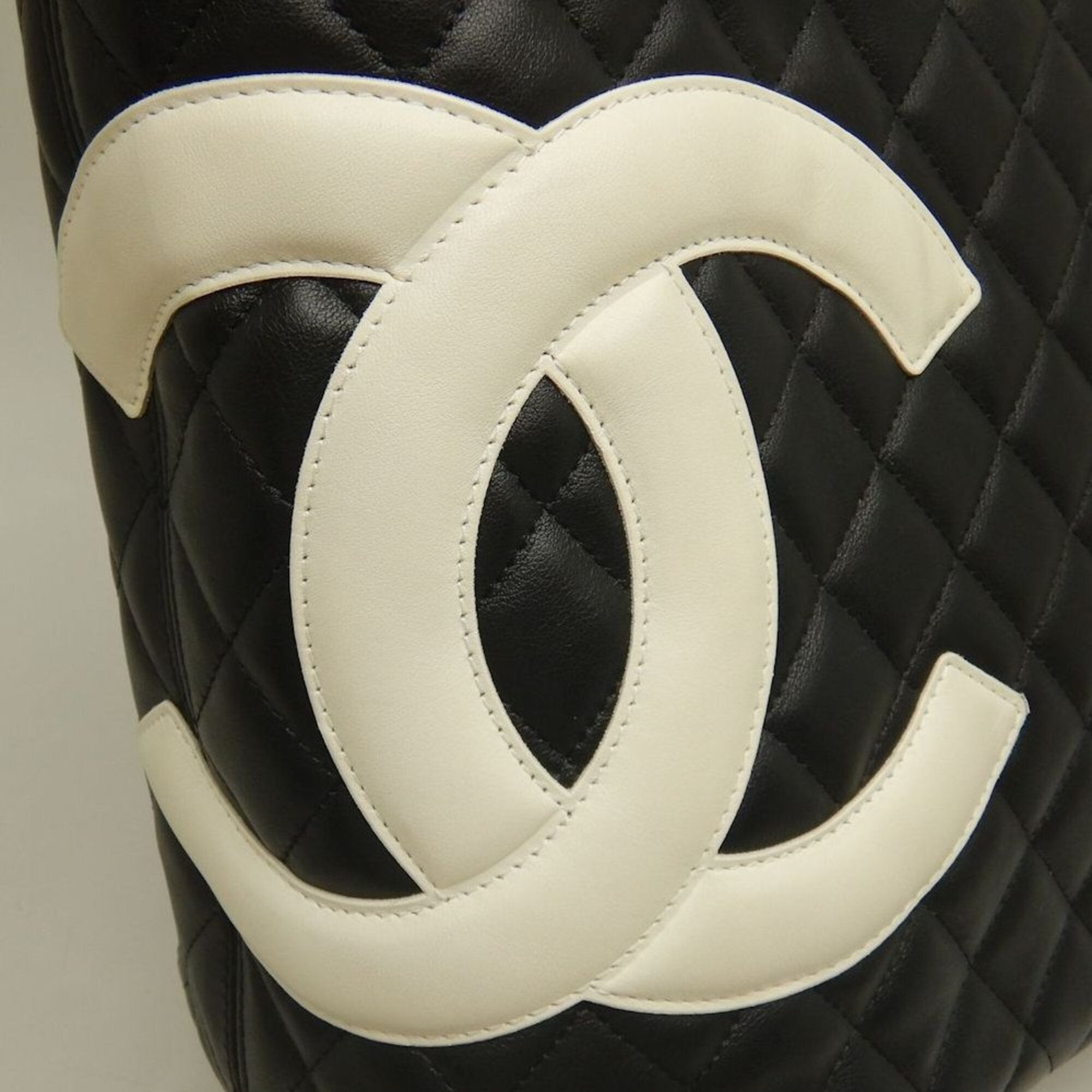 Chanel Black White Leather Tote Bag (Pre-Owned)