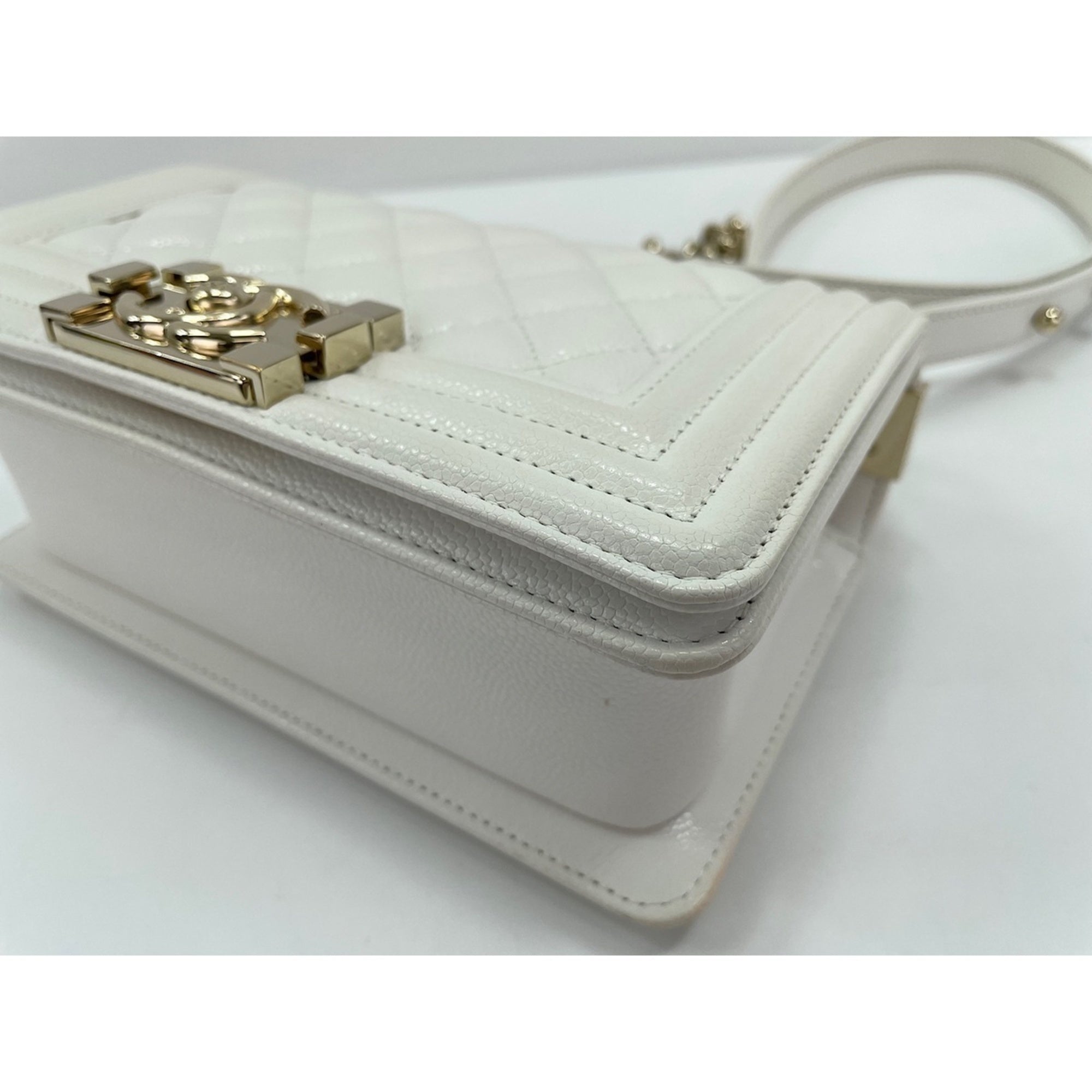 Chanel White Grained Calfskin Shoulder Bag (Pre-Owned)