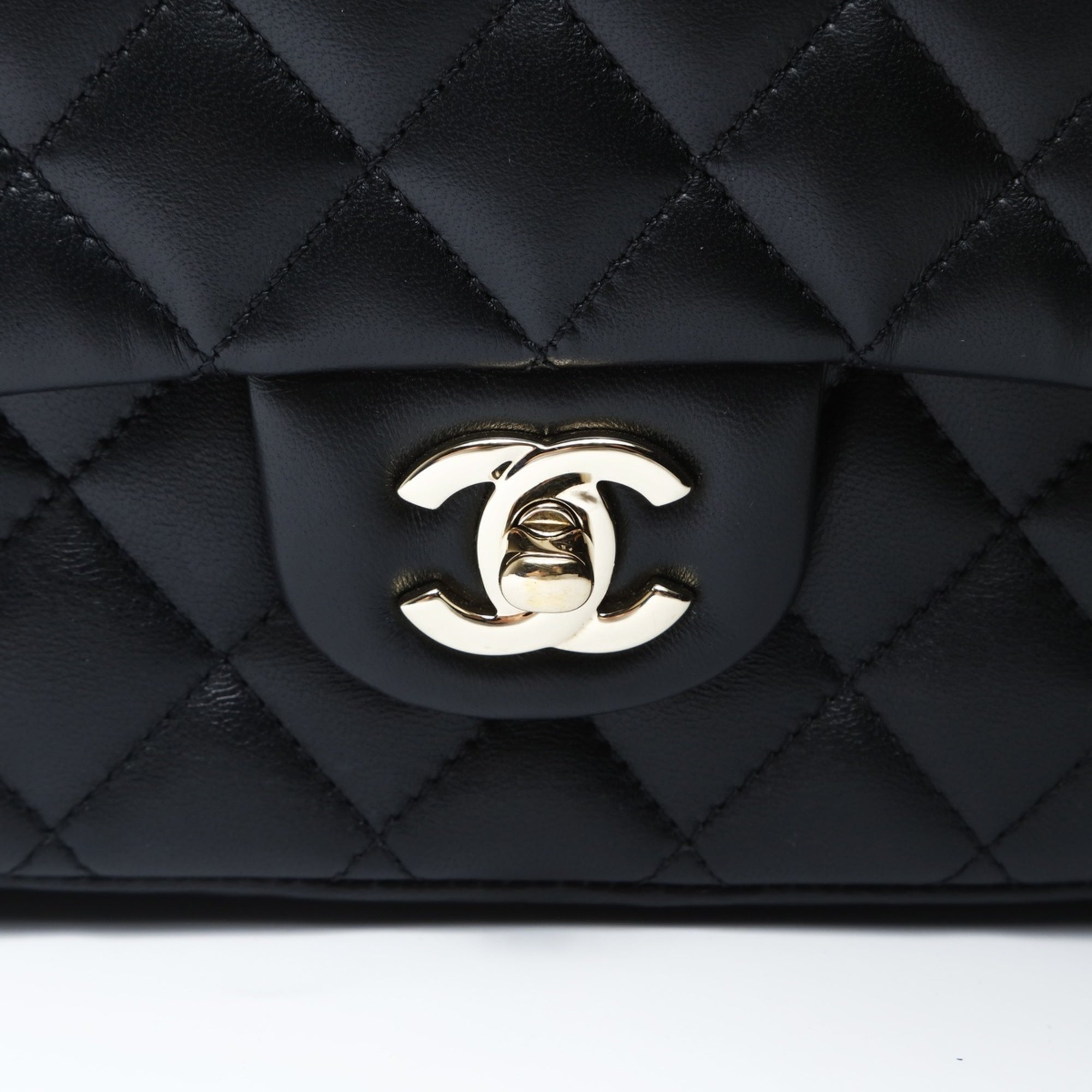 Chanel Matelasse Black Leather Shoulder Bag (Pre-Owned)