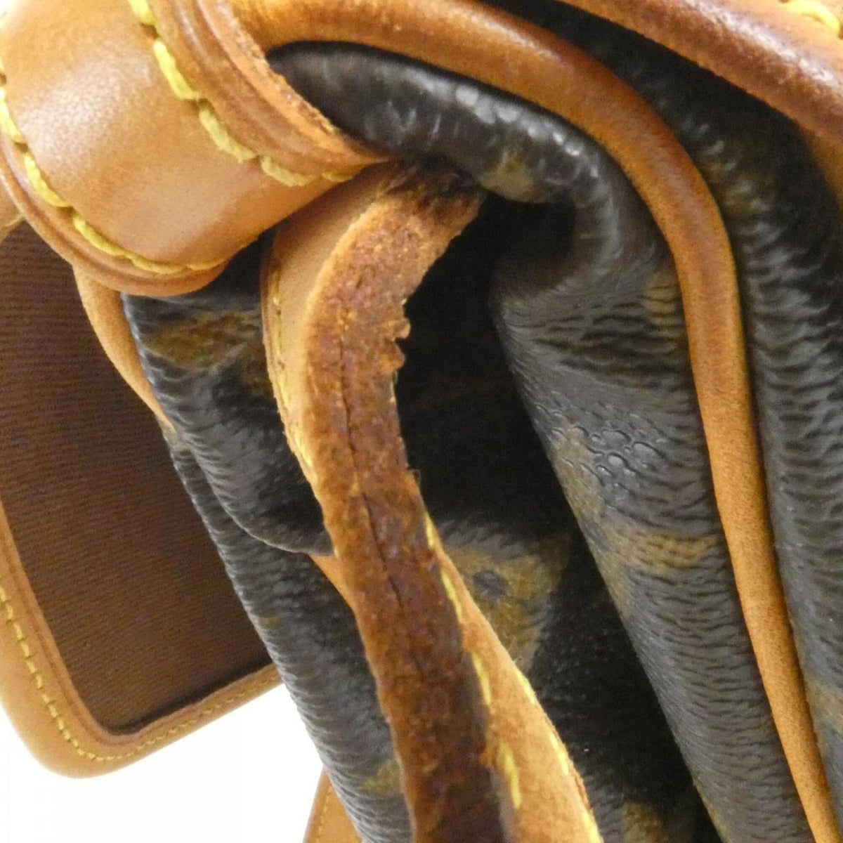 Louis Vuitton Marron Coated Canvas Shoulder Bag (Pre-Owned)