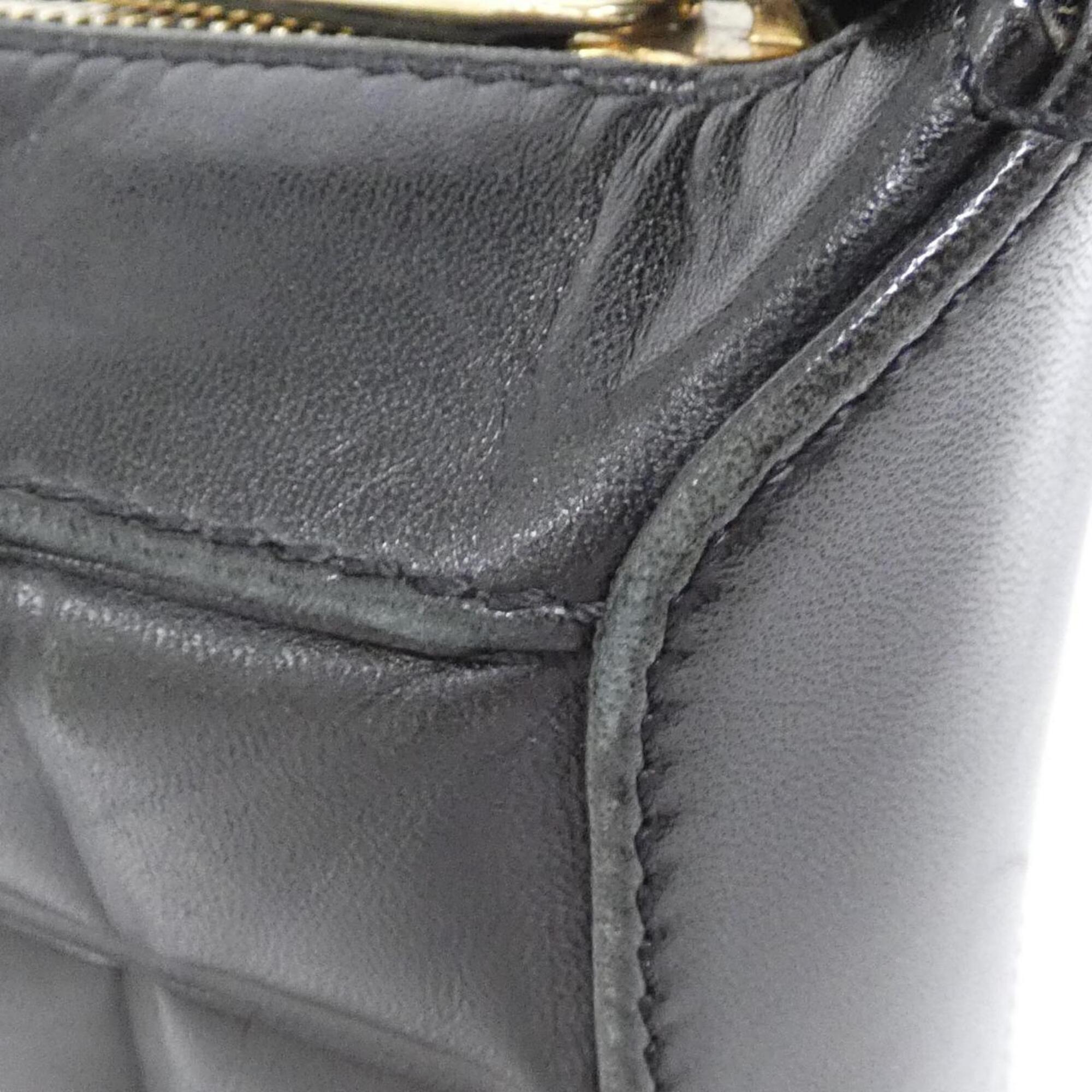Chanel Black Leather Shoulder Bag (Pre-Owned)