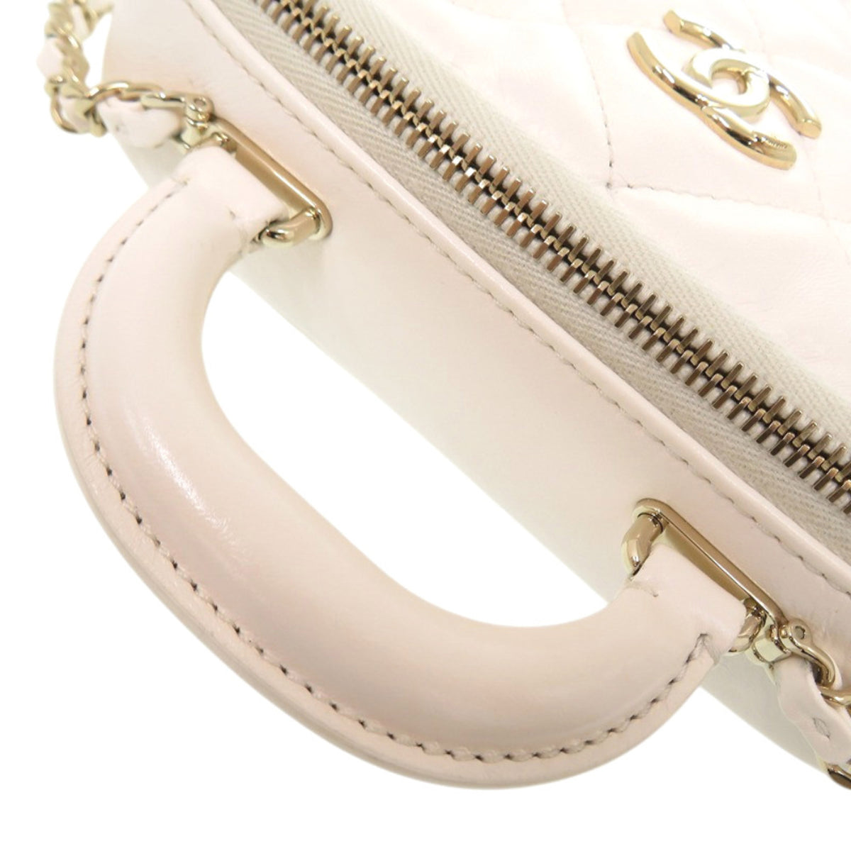 Chanel White Leather Shoulder Bag (Pre-Owned)