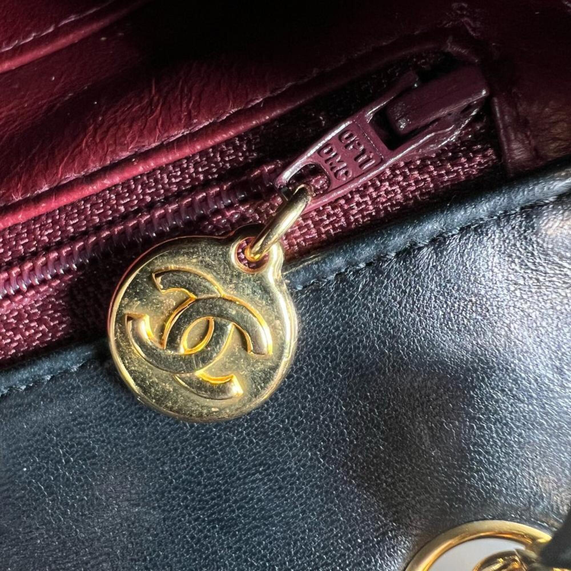 Chanel Black Leather Shoulder Bag (Pre-Owned)