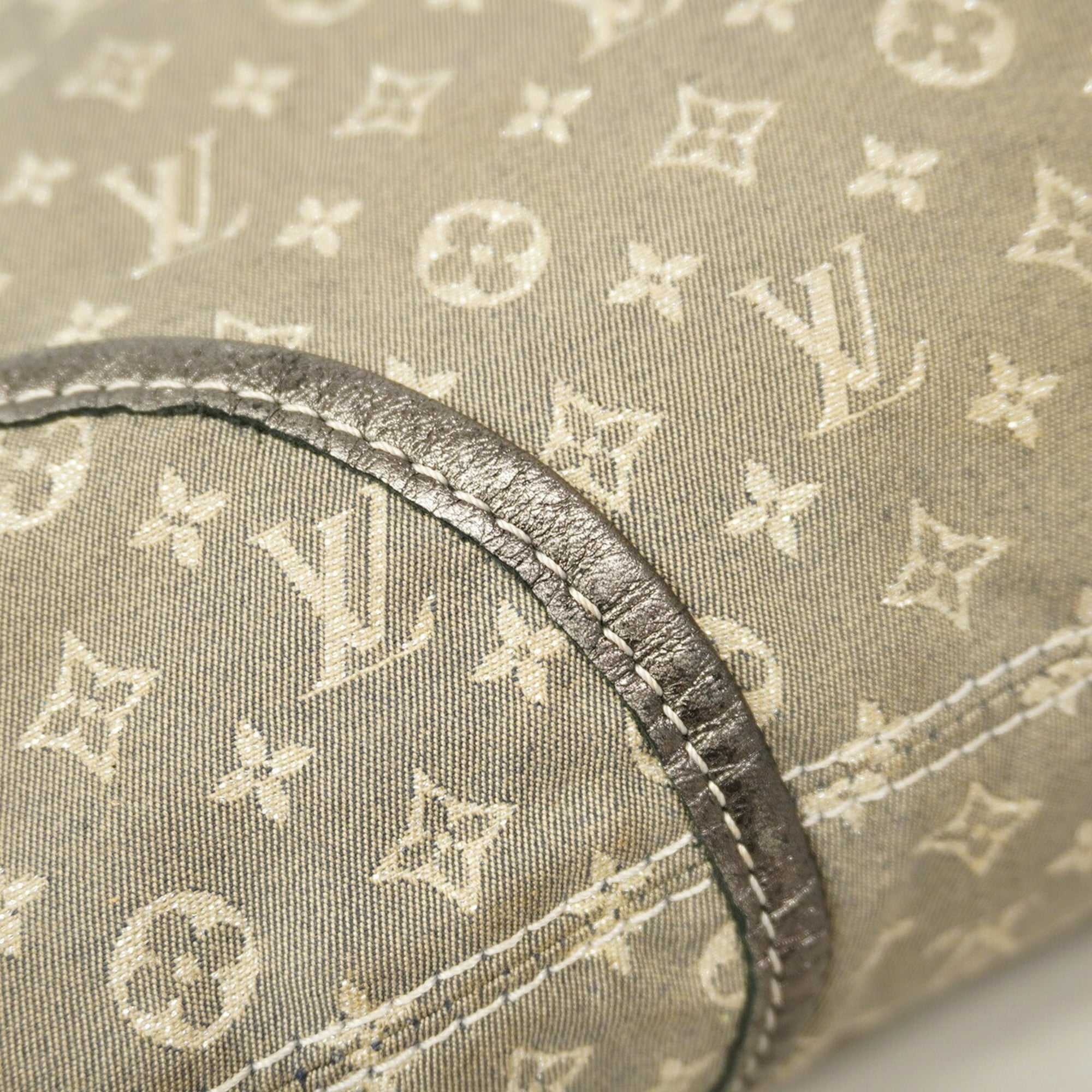 Louis Vuitton Gray Handbag (Pre-Owned)