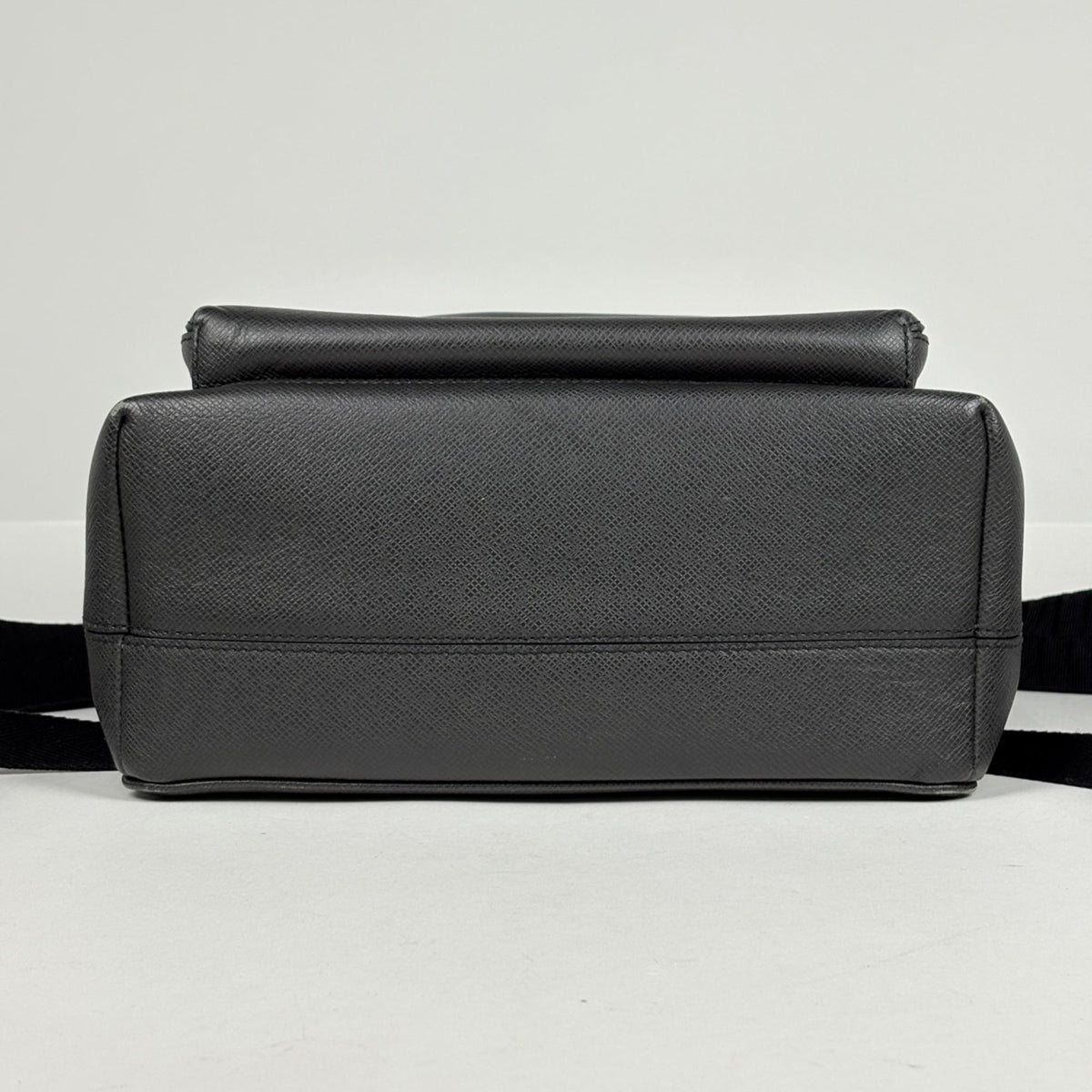 Louis Vuitton Ardoise Taiga Leather (Pre-Owned)