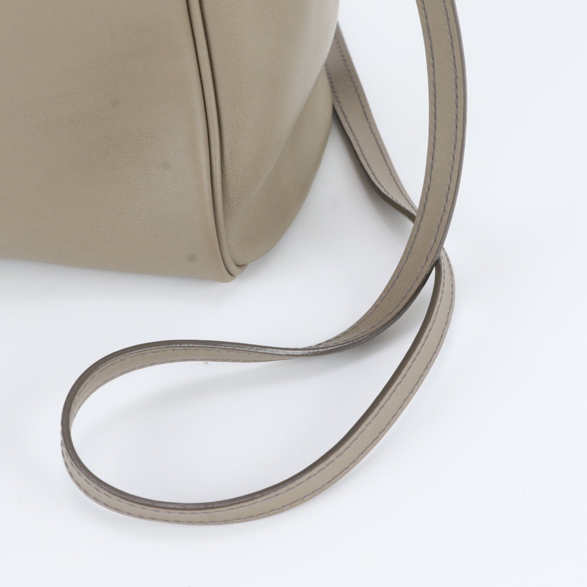 Salvatore Ferragamo Grayish Leather Shoulder Bag (Pre-Owned)