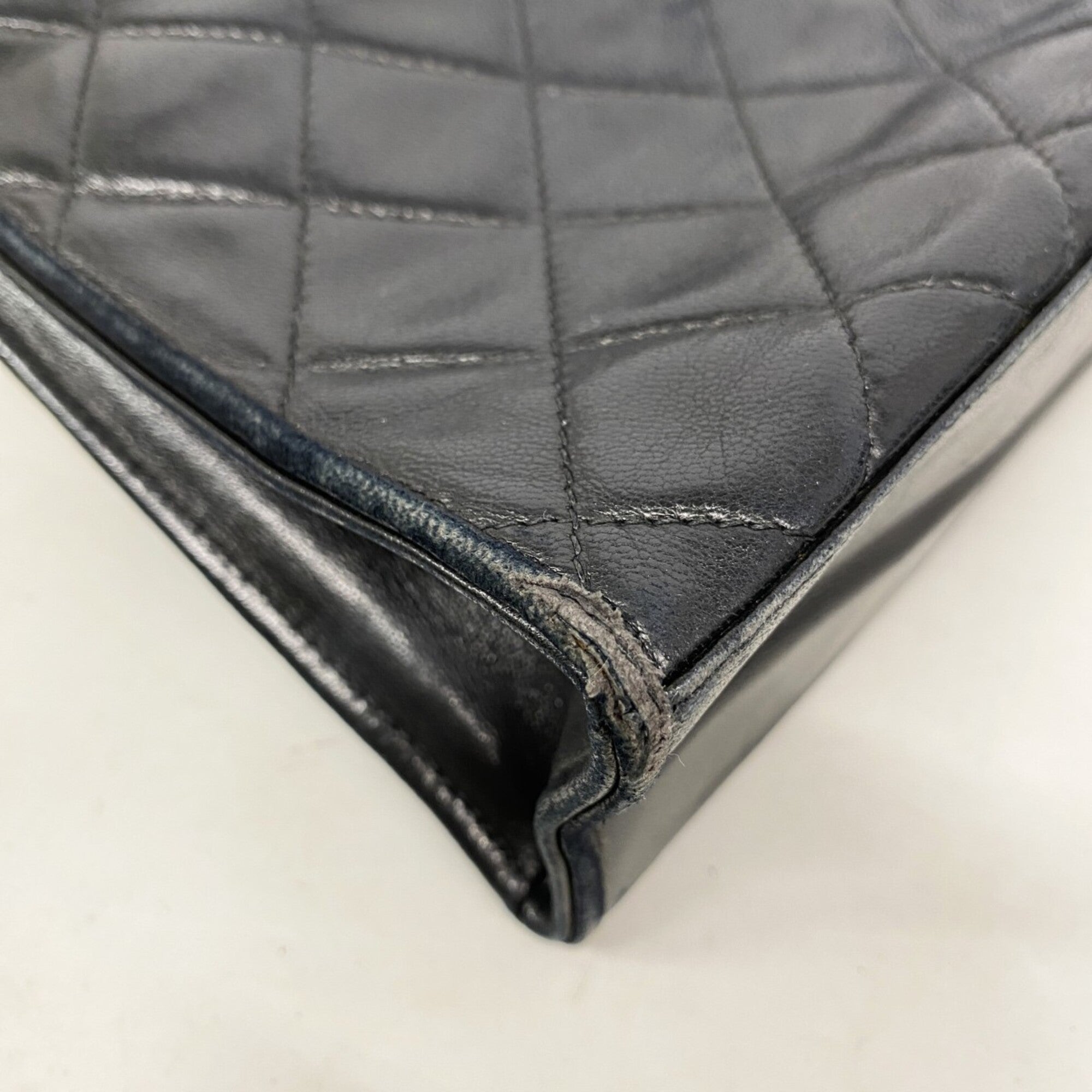 Chanel Black Leather Shoulder Bag (Pre-Owned)