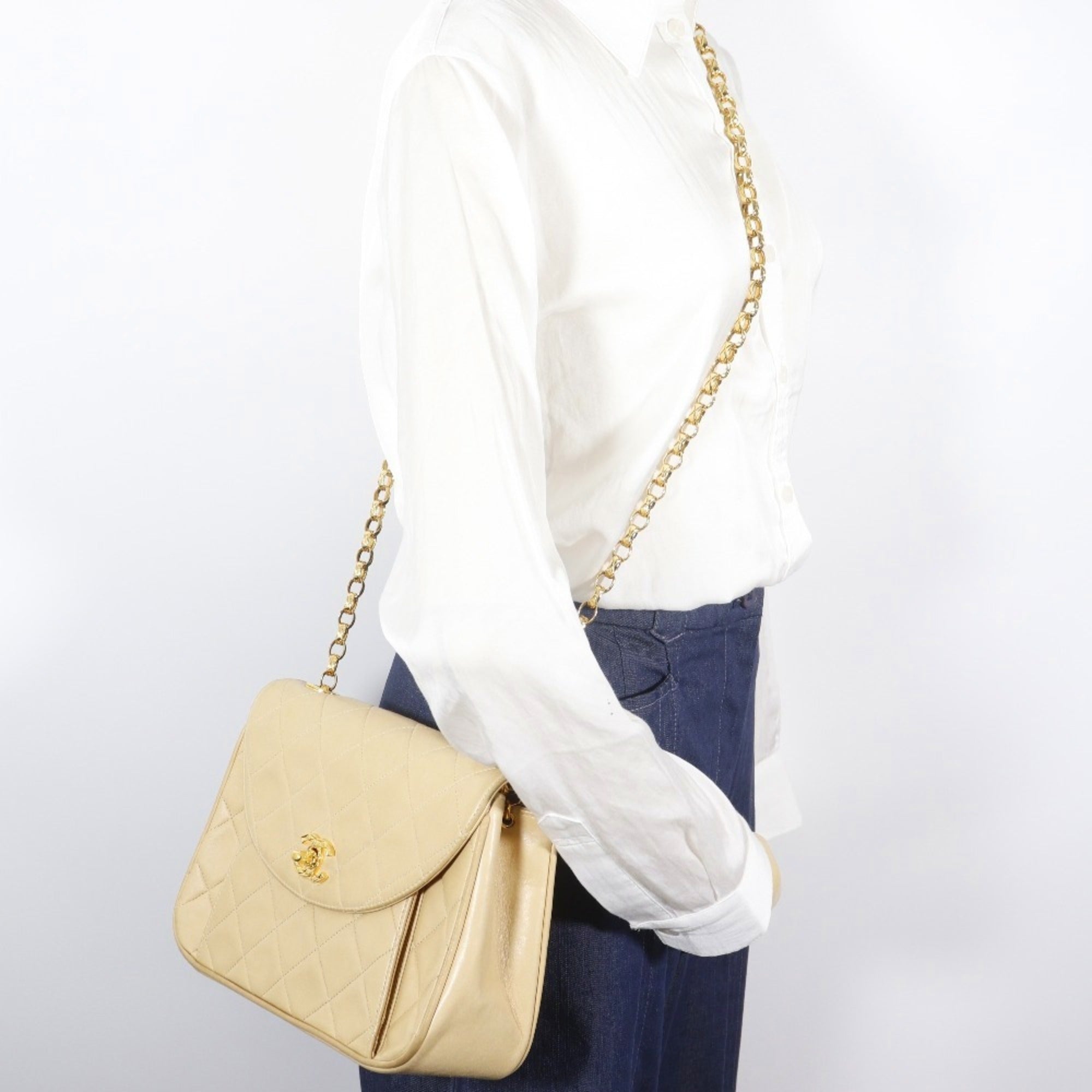 Chanel Beige Leather Shoulder Bag (Pre-Owned)