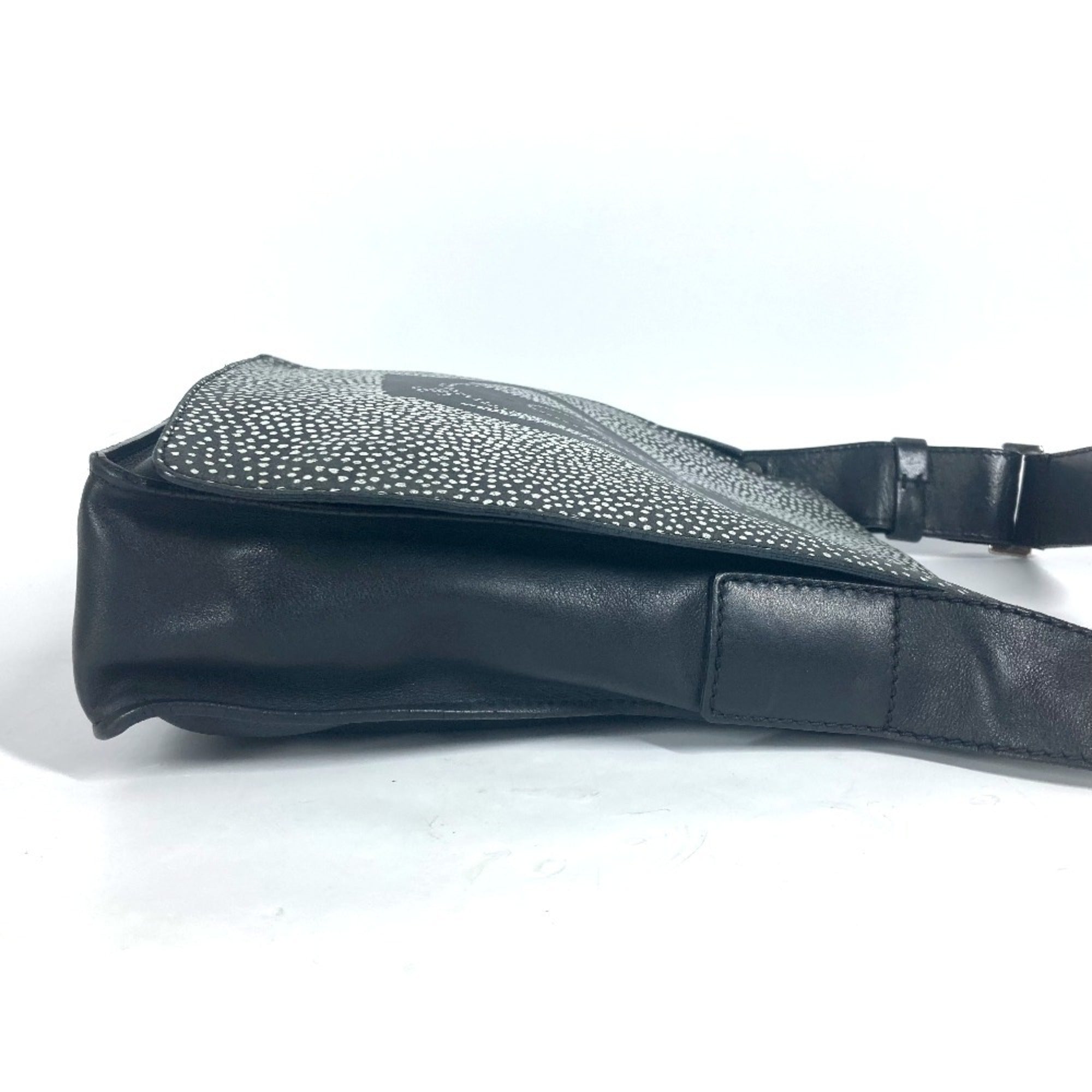 Chanel Black White Leather Shoulder Bag (Pre-Owned)