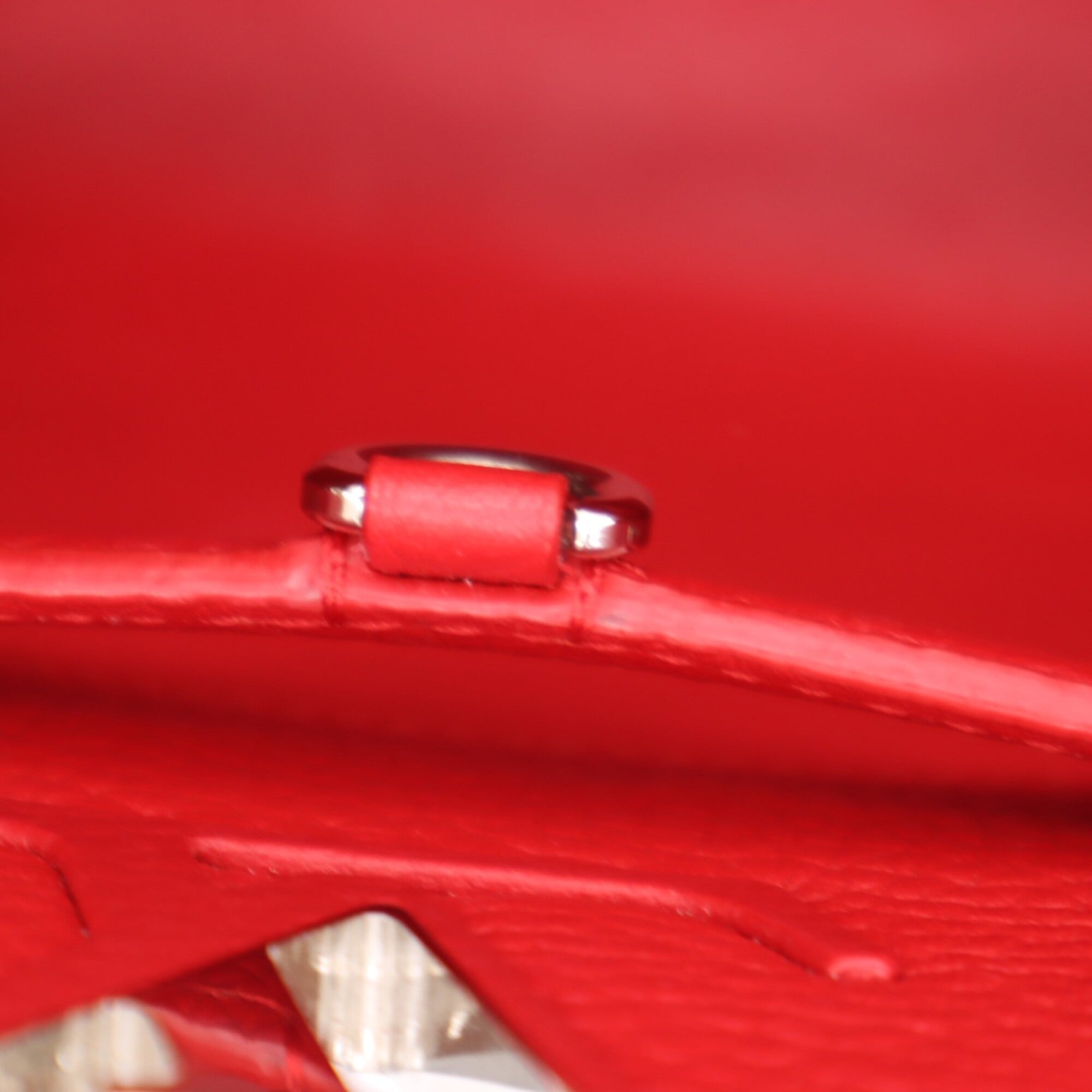 Louis Vuitton Red Color Leather Handbag Shoulder Bag (Pre-Owned)