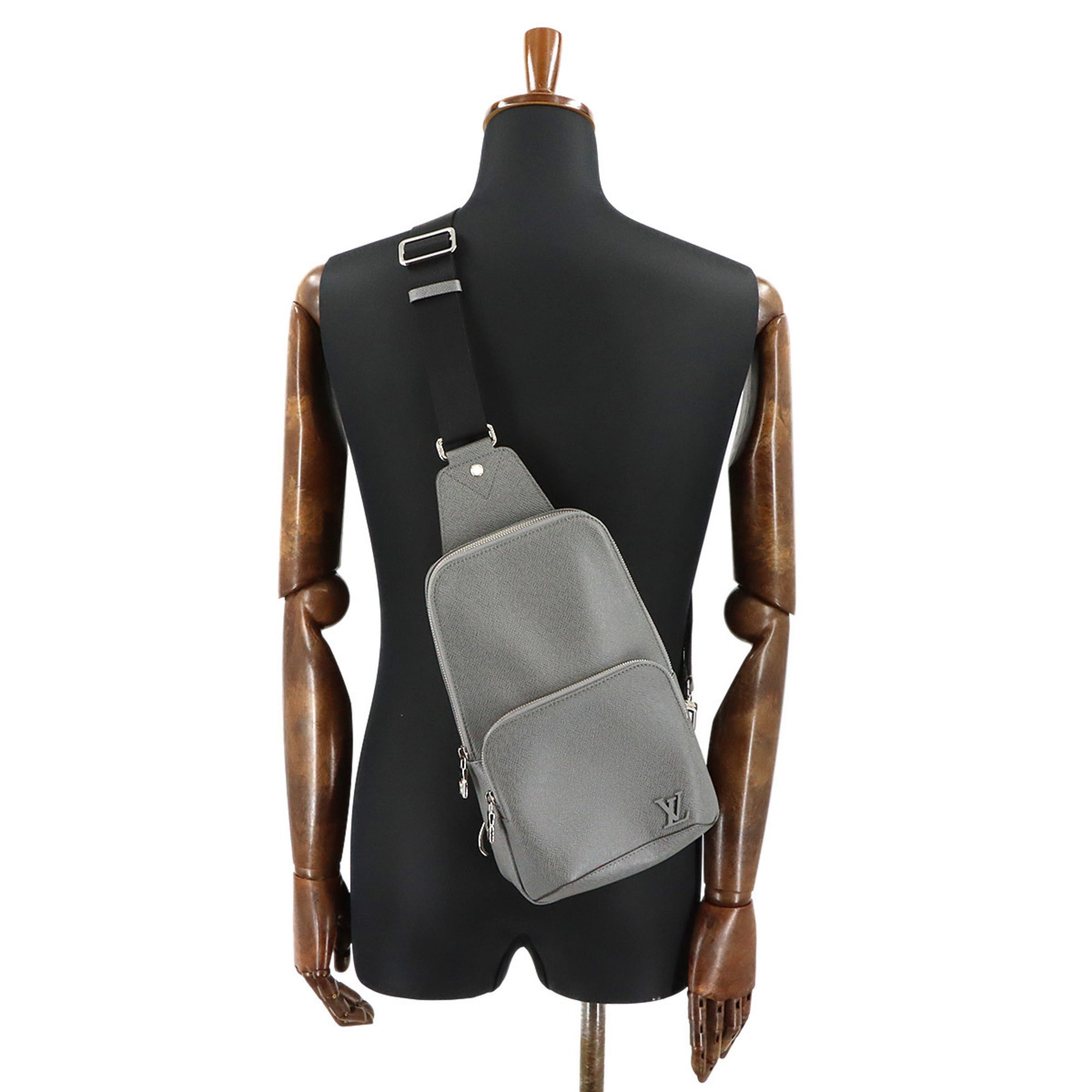 Louis Vuitton Gris Taiga Leather Leather Handbag Sling Bag (Pre-Owned)