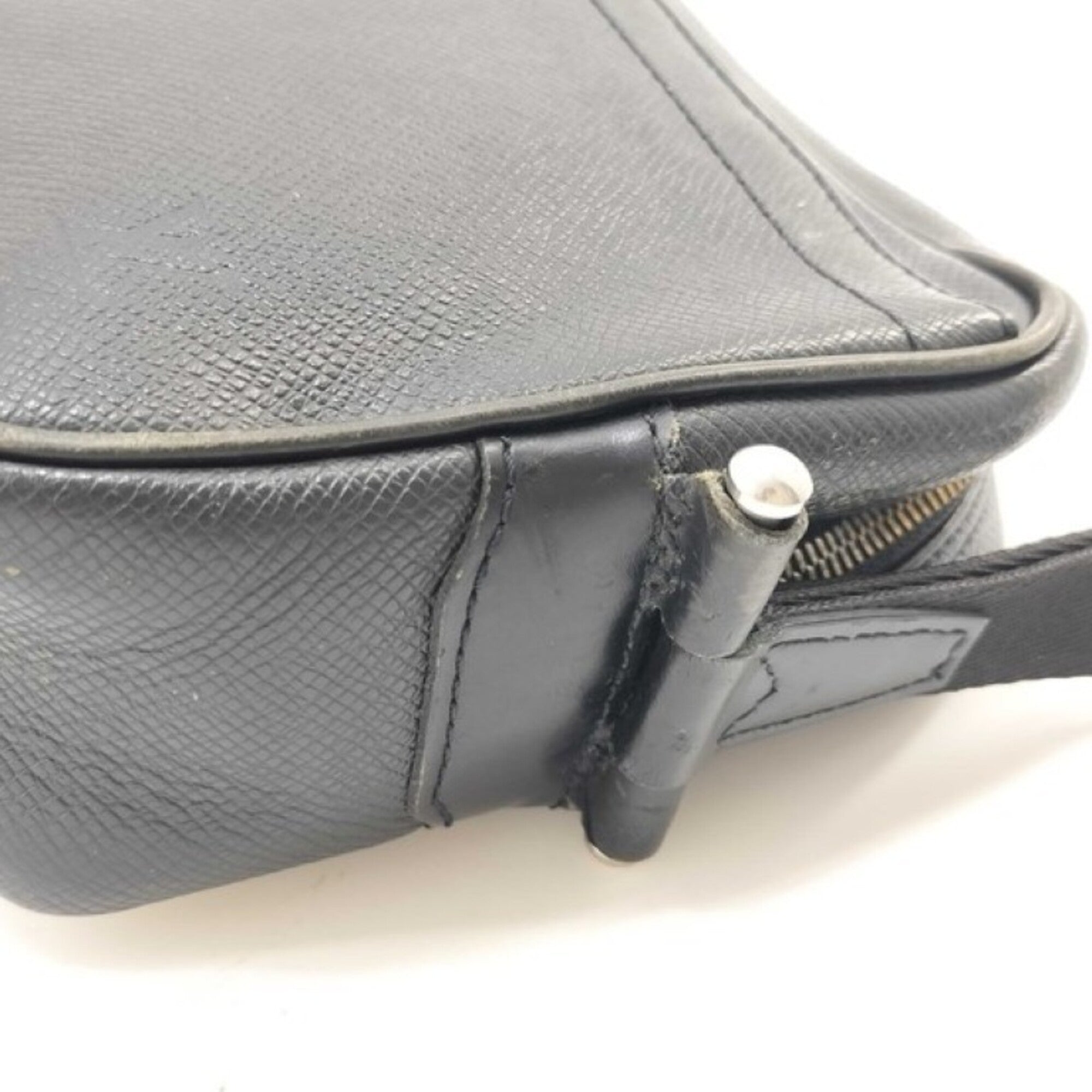 Louis Vuitton Taiga Ardoise Black Taiga Leather Handbag (Pre-Owned)