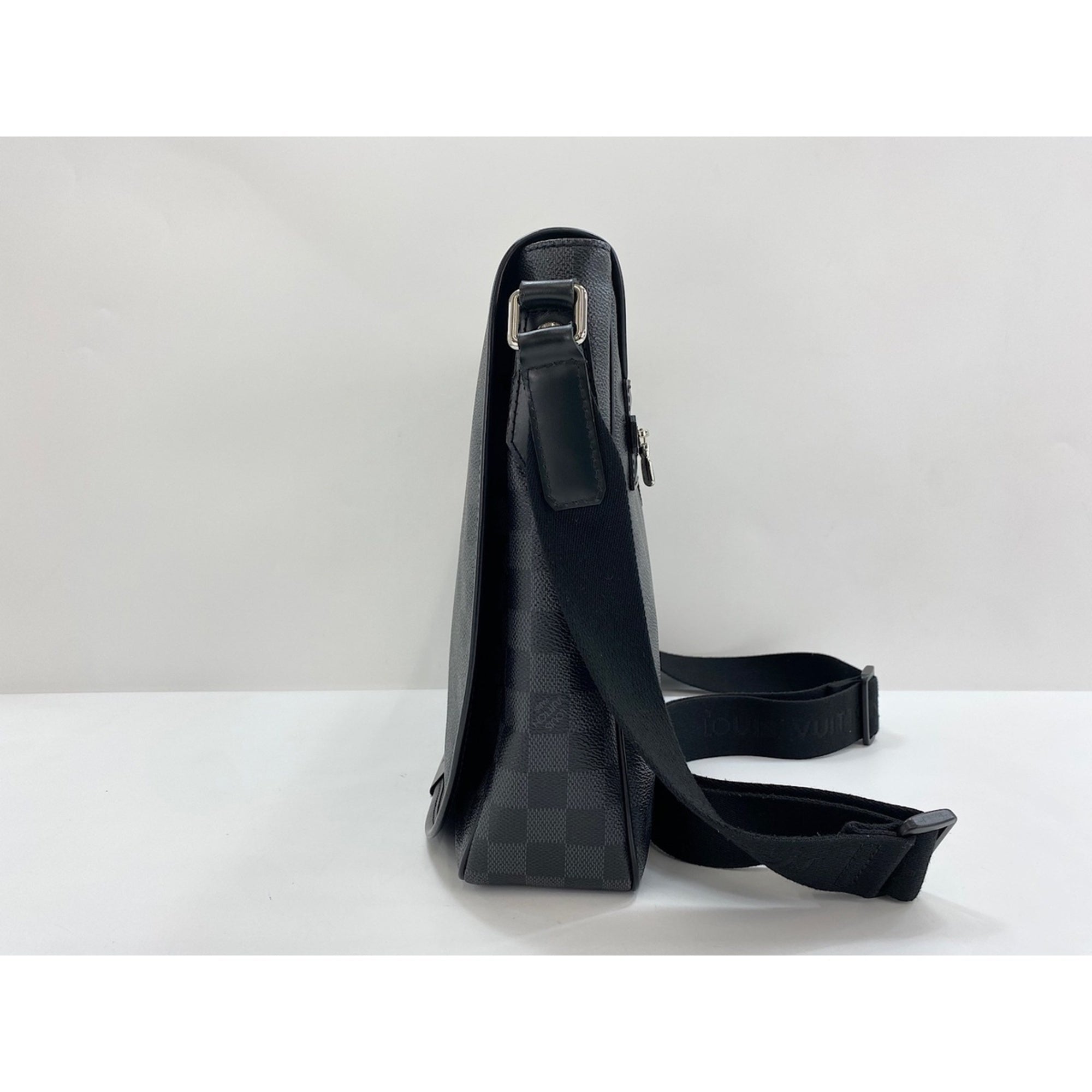 Louis Vuitton Black Shoulder Bag (Pre-Owned)