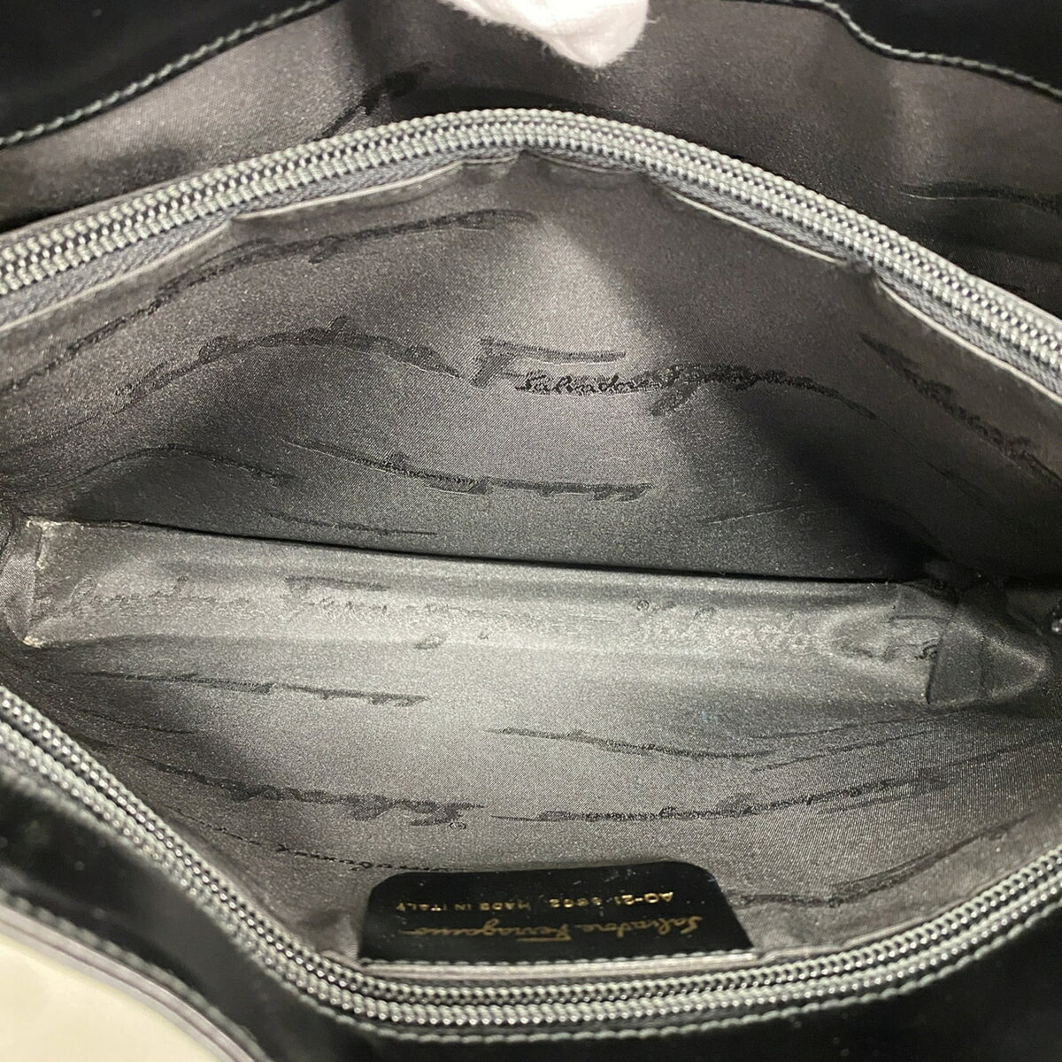 Salvatore Ferragamo Black Leather Shoulder Bag (Pre-Owned)