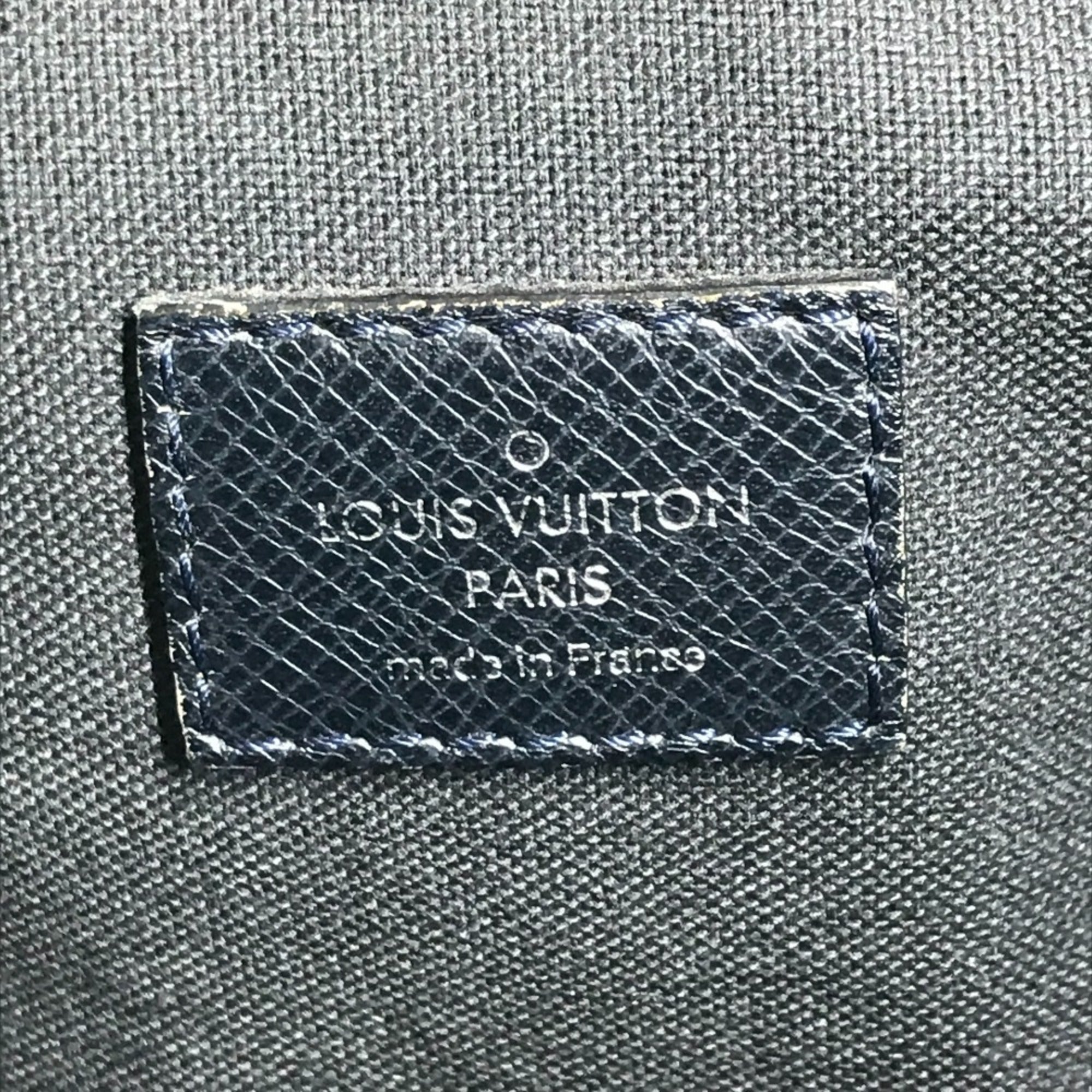Louis Vuitton Navy Taiga Leather Pochette Shoulder Bag (Pre-Owned)
