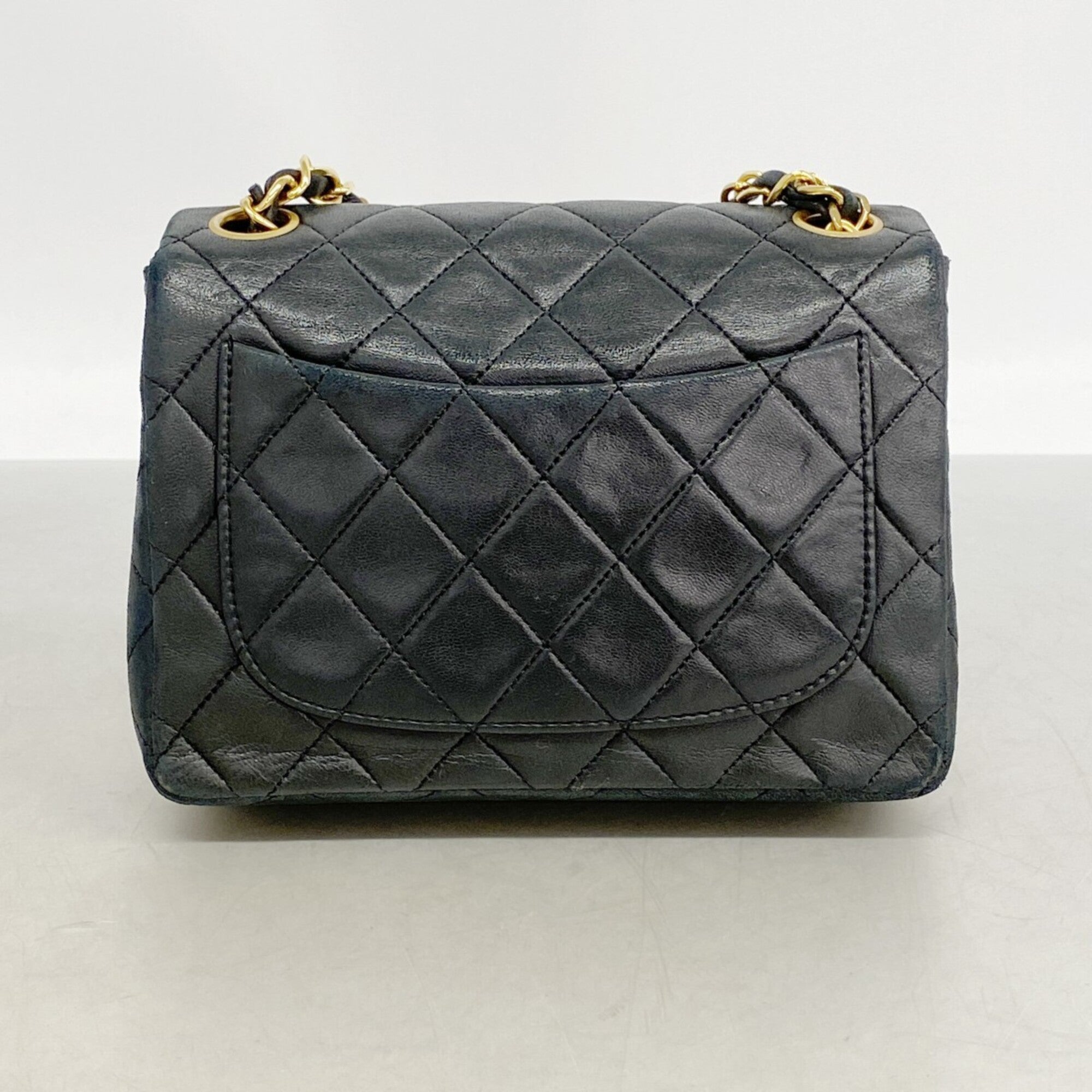 Chanel Black Leather Shoulder Bag (Pre-Owned)