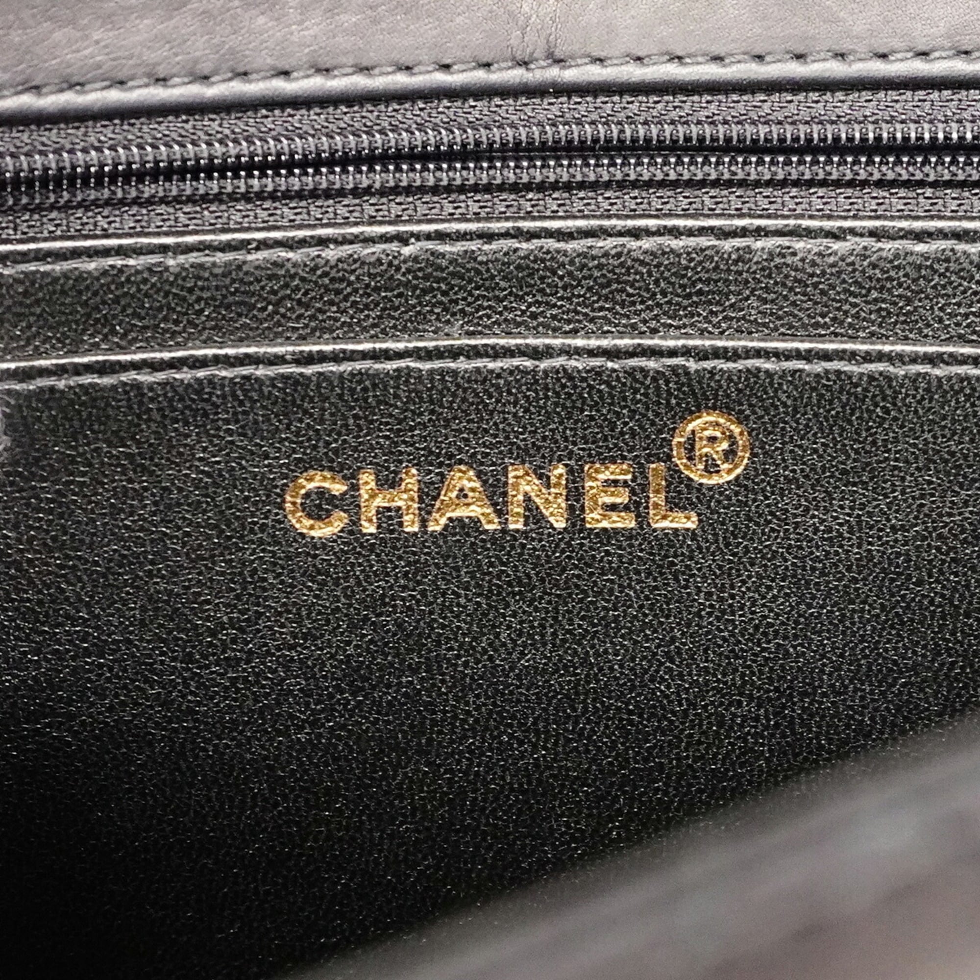 Chanel Black Leather Shoulder Bag (Pre-Owned)