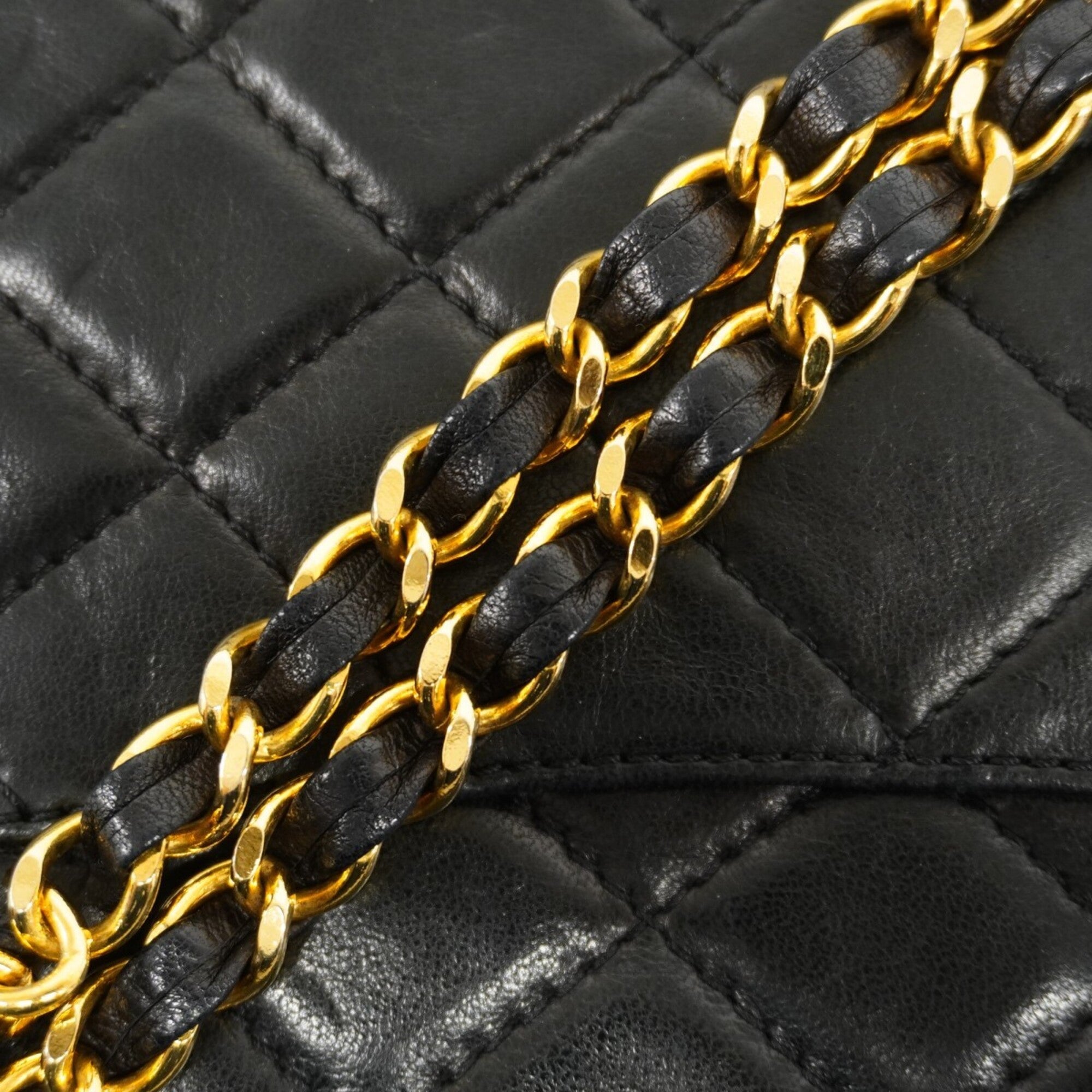 Chanel Black Leather Shoulder Bag (Pre-Owned)