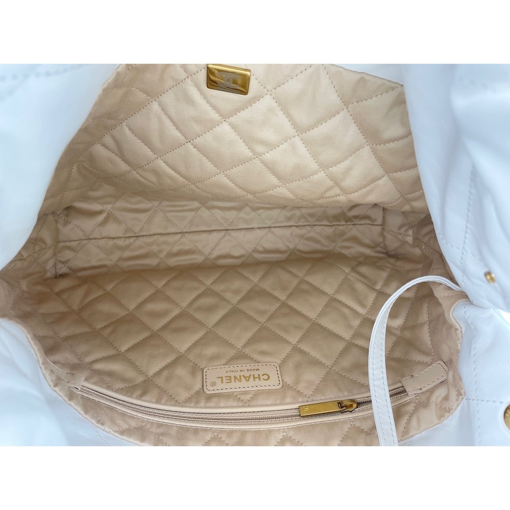 Chanel White Shoulder Bag (Pre-Owned)