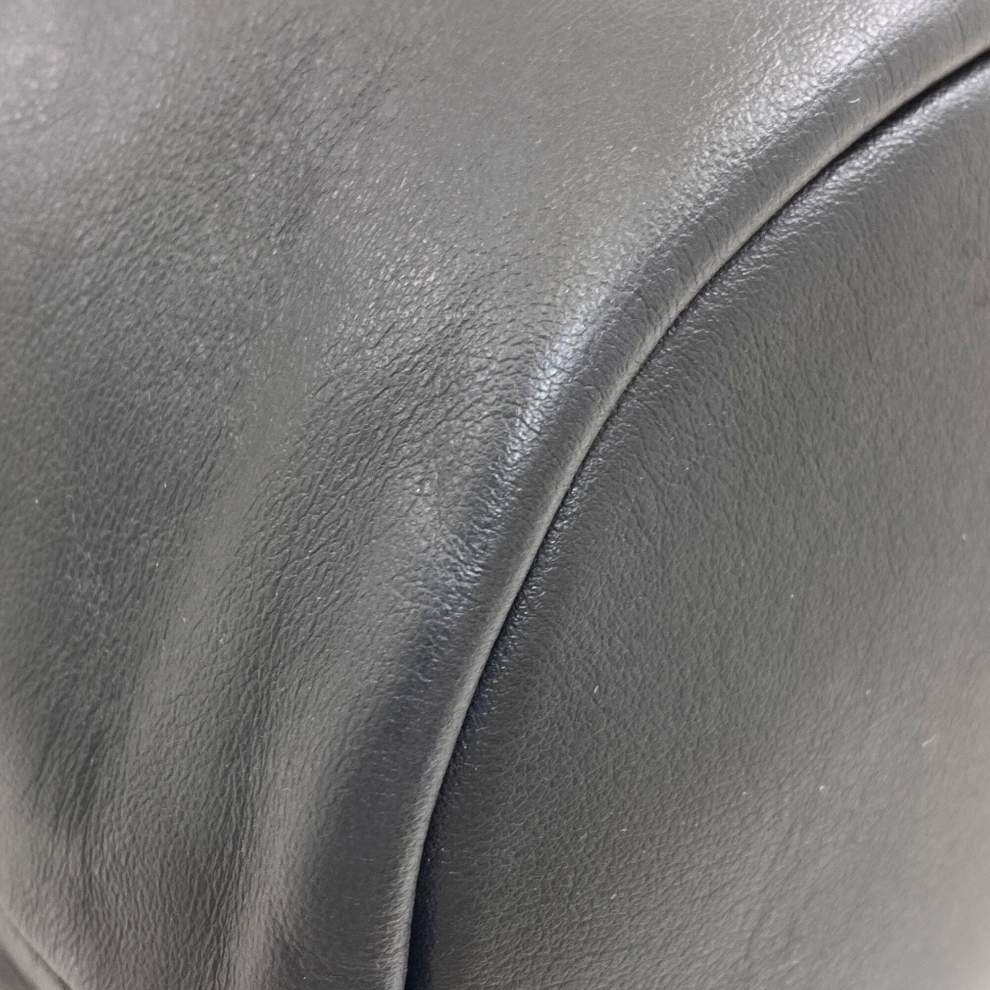 Longchamp Black Leather Shoulder Bag (Pre-Owned)