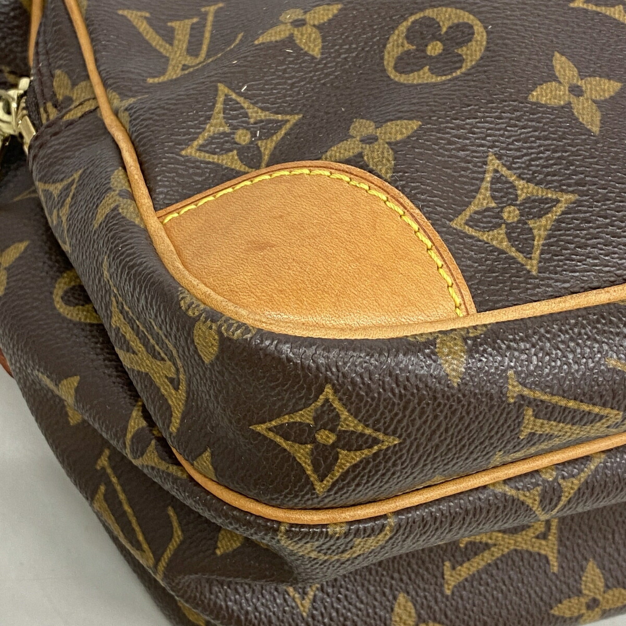 Louis Vuitton Brown Shoulder Bag (Pre-Owned)