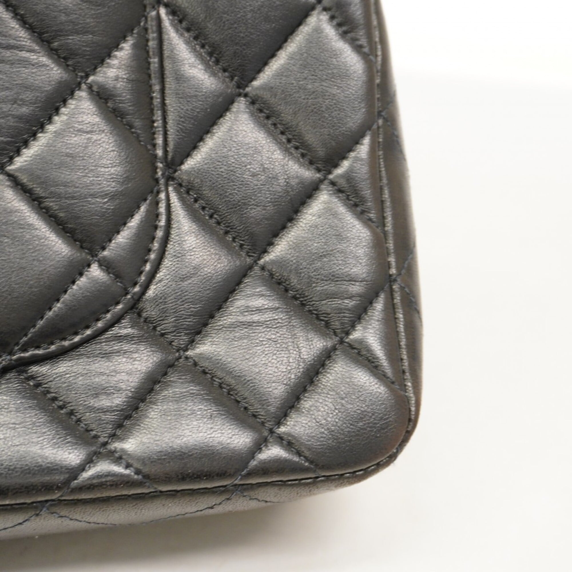 Chanel Black Leather Handbag (Pre-Owned)