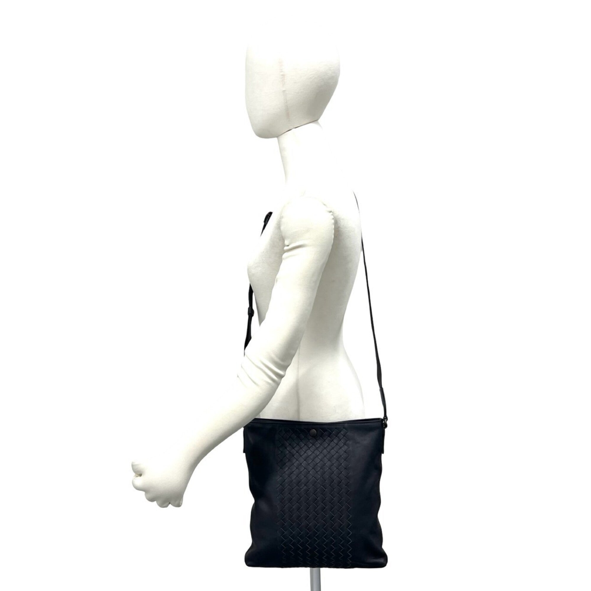 Bottega Veneta Black Leather Crossbody Bag Shoulder Bag (Pre-Owned)