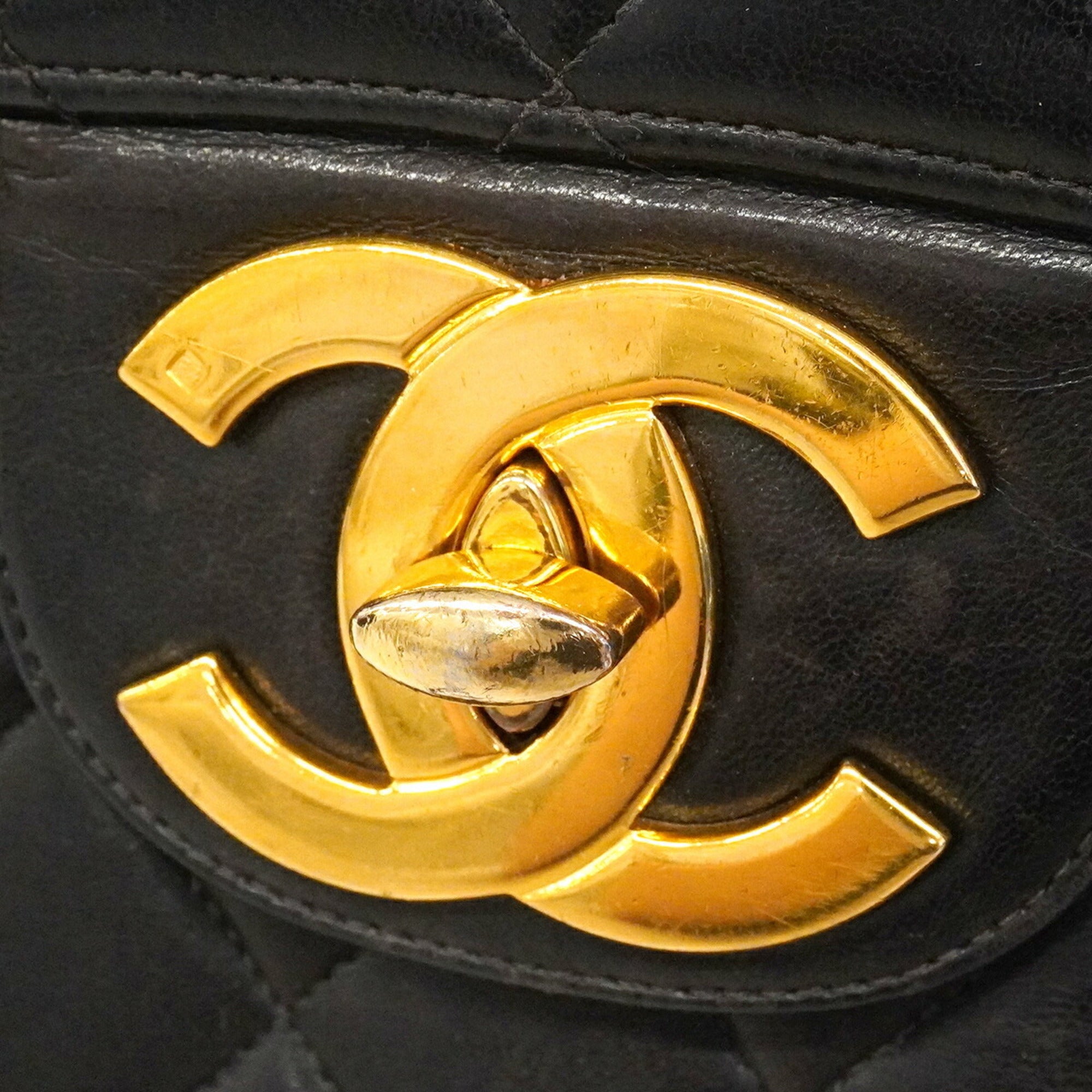 Chanel Black Leather Shoulder Bag (Pre-Owned)