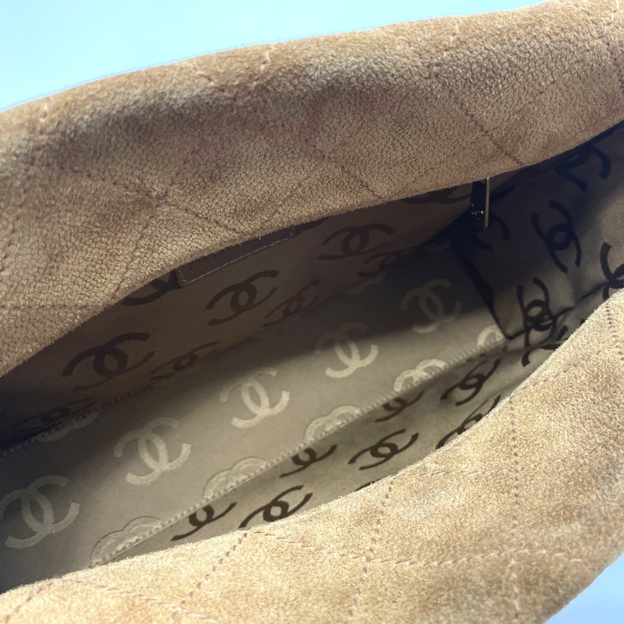 Chanel Brown Leather Shoulder Bag (Pre-Owned)