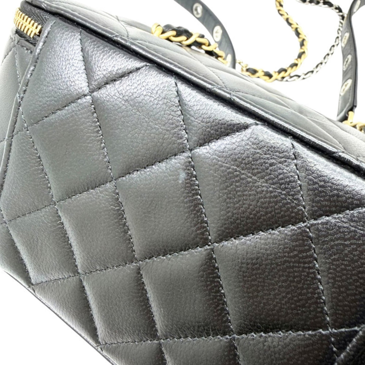 Chanel Black Leather Shoulder Bag (Pre-Owned)